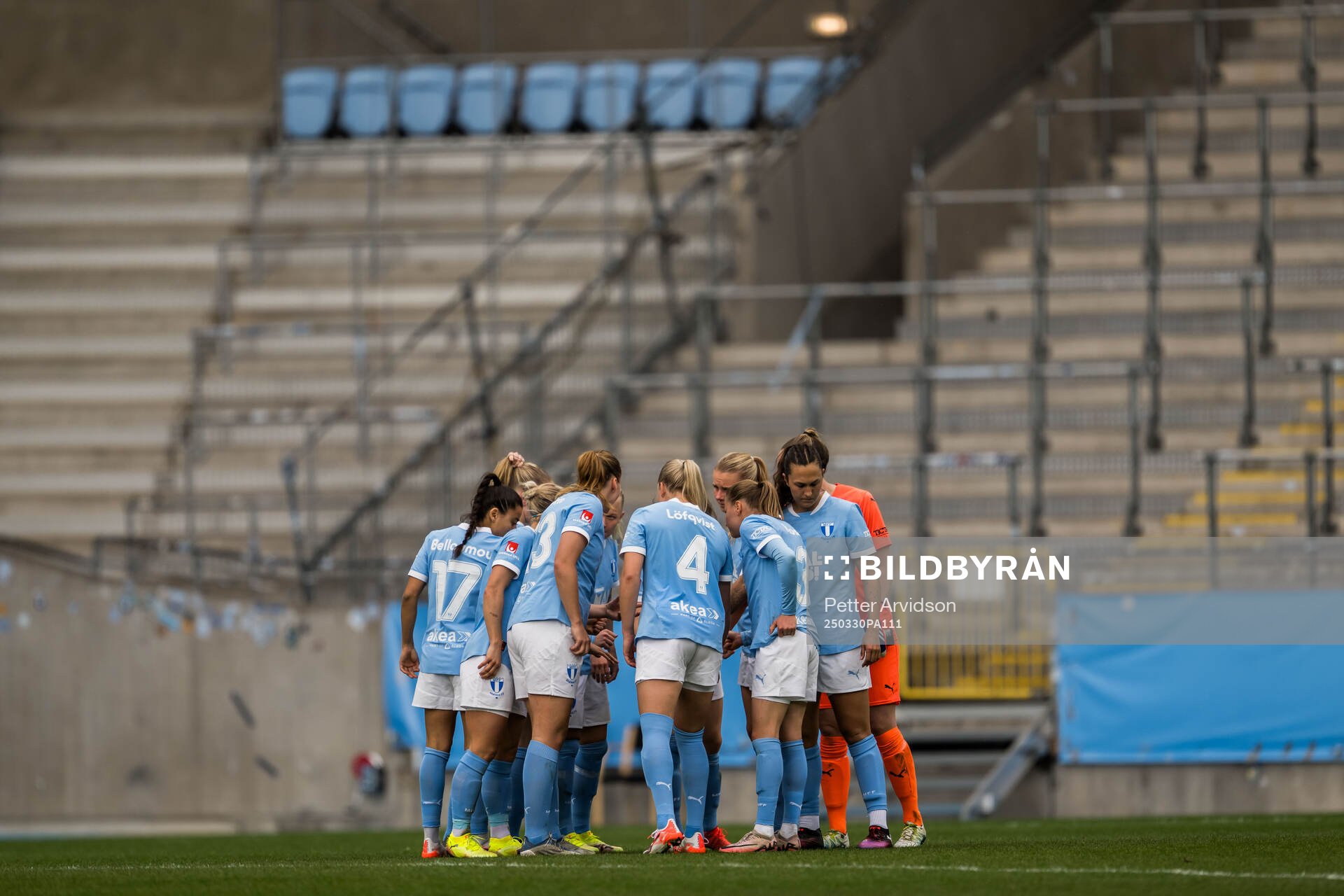Malmö FFs spelare samlas under fotbollsmatchen i Damallsvenskan mellan Malmö FF och IFK Norrköping den 30 mars 2025 i Malmö. 