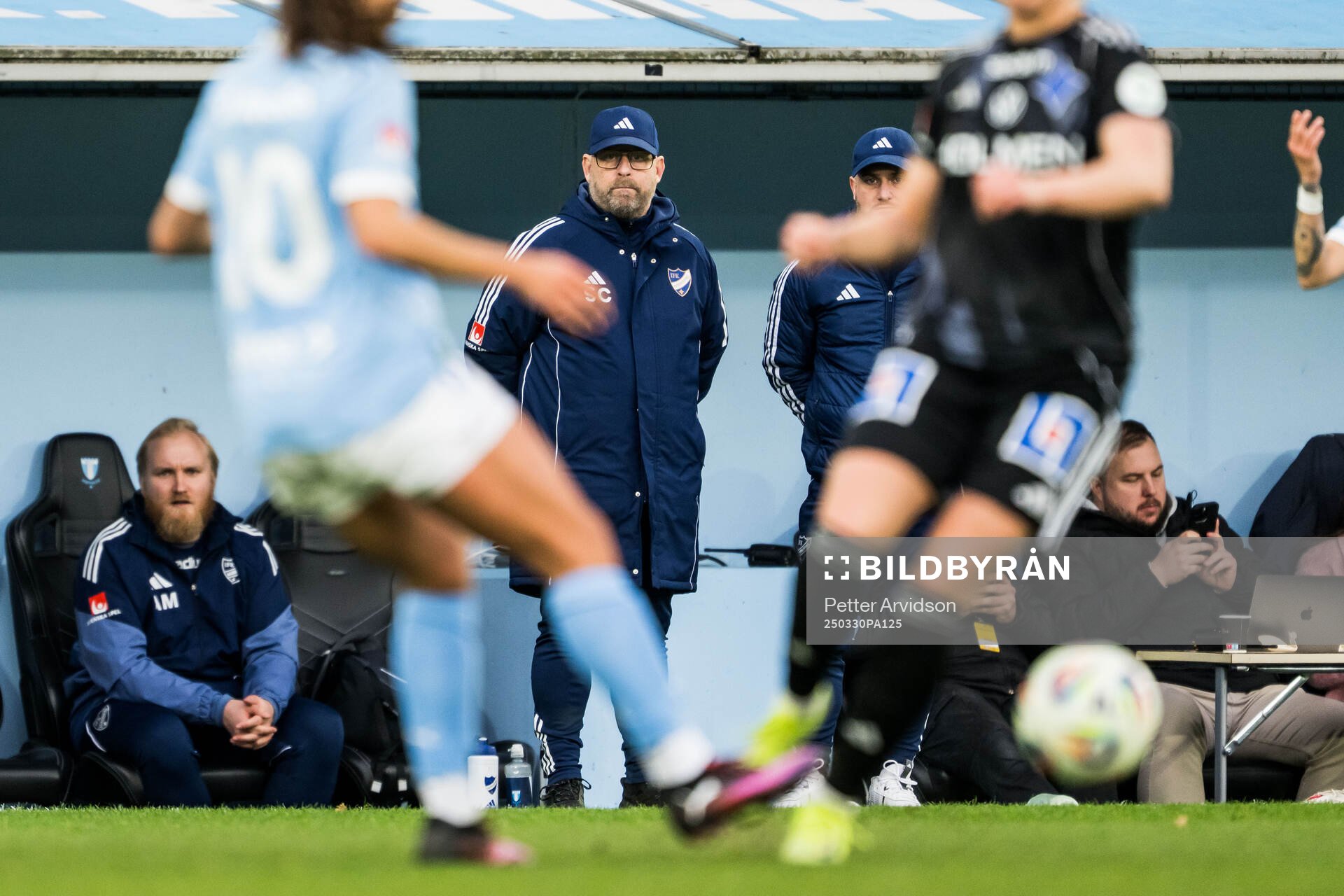 IFK Norrköpings tränare Stellan Carlsson under fotbollsmatchen i Damallsvenskan mellan Malmö FF och IFK Norrköping den 30 mars 2025 i Malmö.