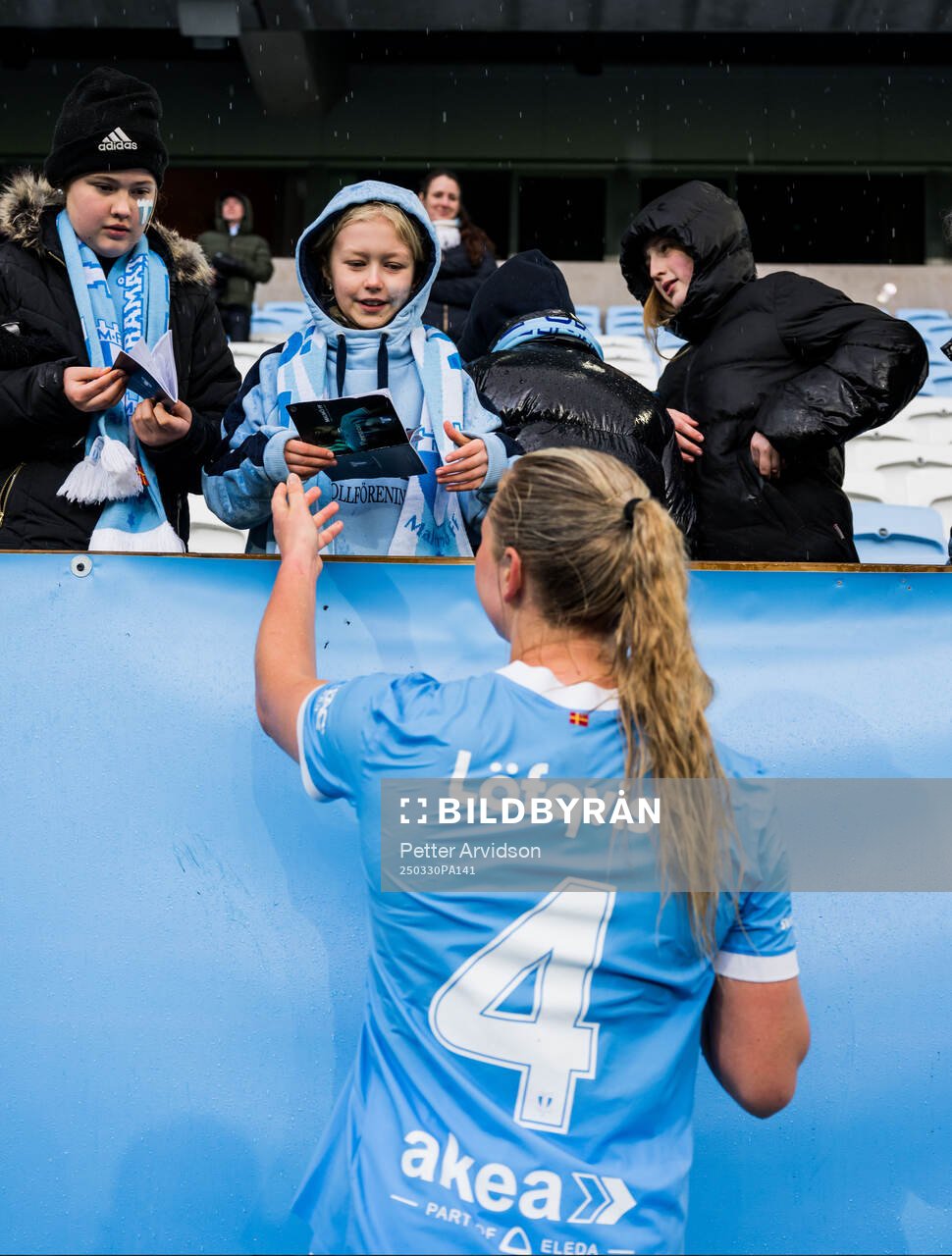 Malmö FFs Ellen Löfqvist skriver autografer