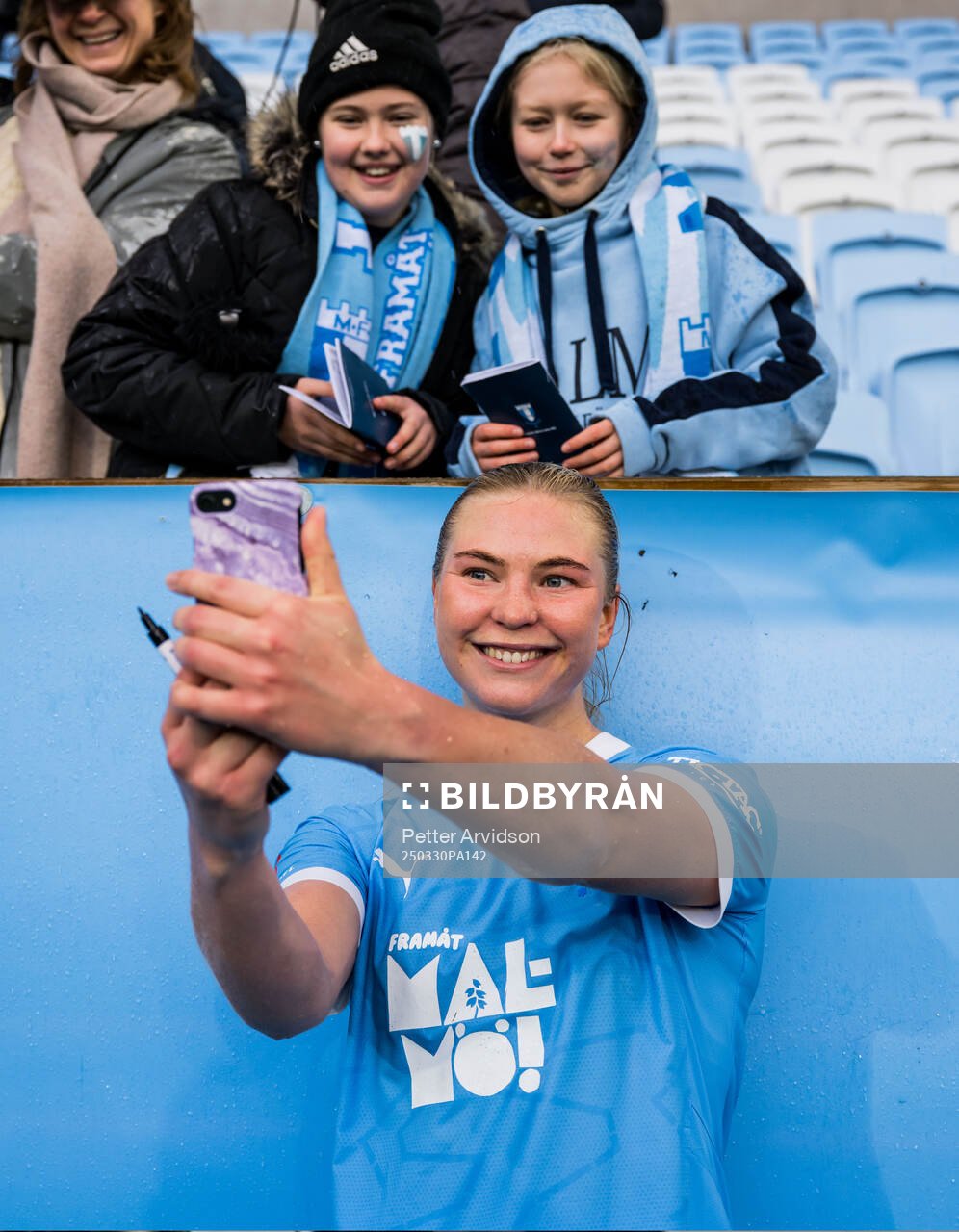 Malmö FFs Ellen Löfqvist tar selfies med supportrar