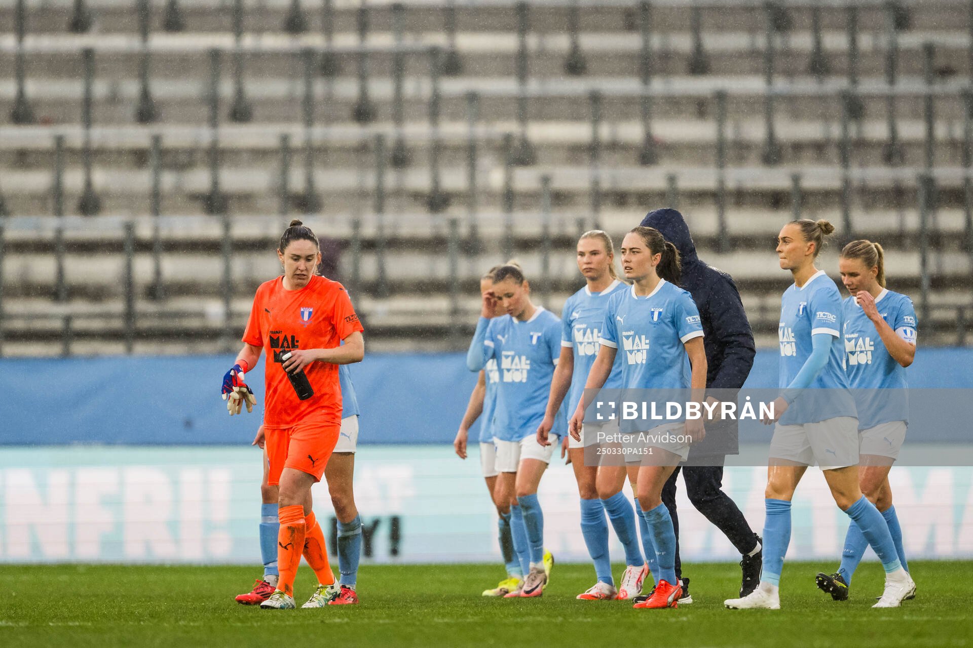 Malmö FFs målvakt Moa Öhman och Matilda Kristell deppar