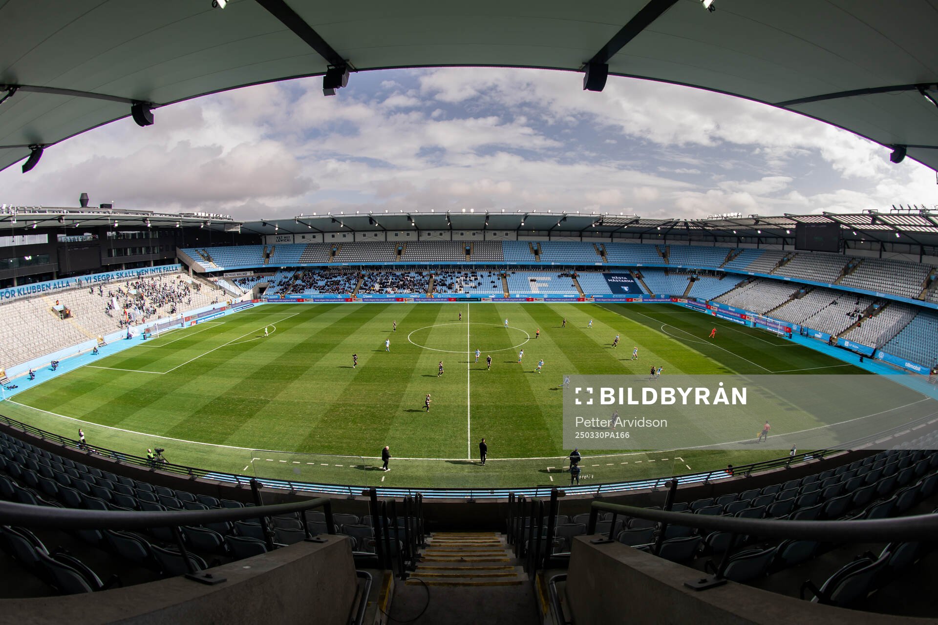 Spel på Eleda Stadion under fotbollsmatchen i Damallsvenskan mellan Malmö FF och IFK Norrköping den 30 mars 2025 i Malmö. 