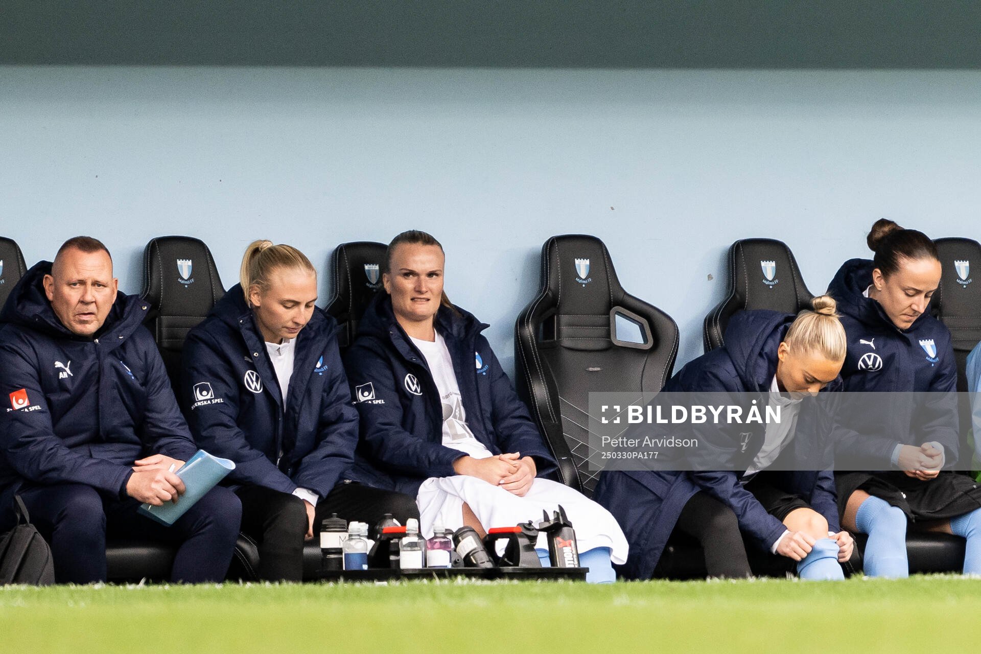 Malmö FFs Lovisa Gustafsson på bänken under fotbollsmatchen i Damallsvenskan mellan Malmö FF och IFK Norrköping den 30 mars 2025 i Malmö.