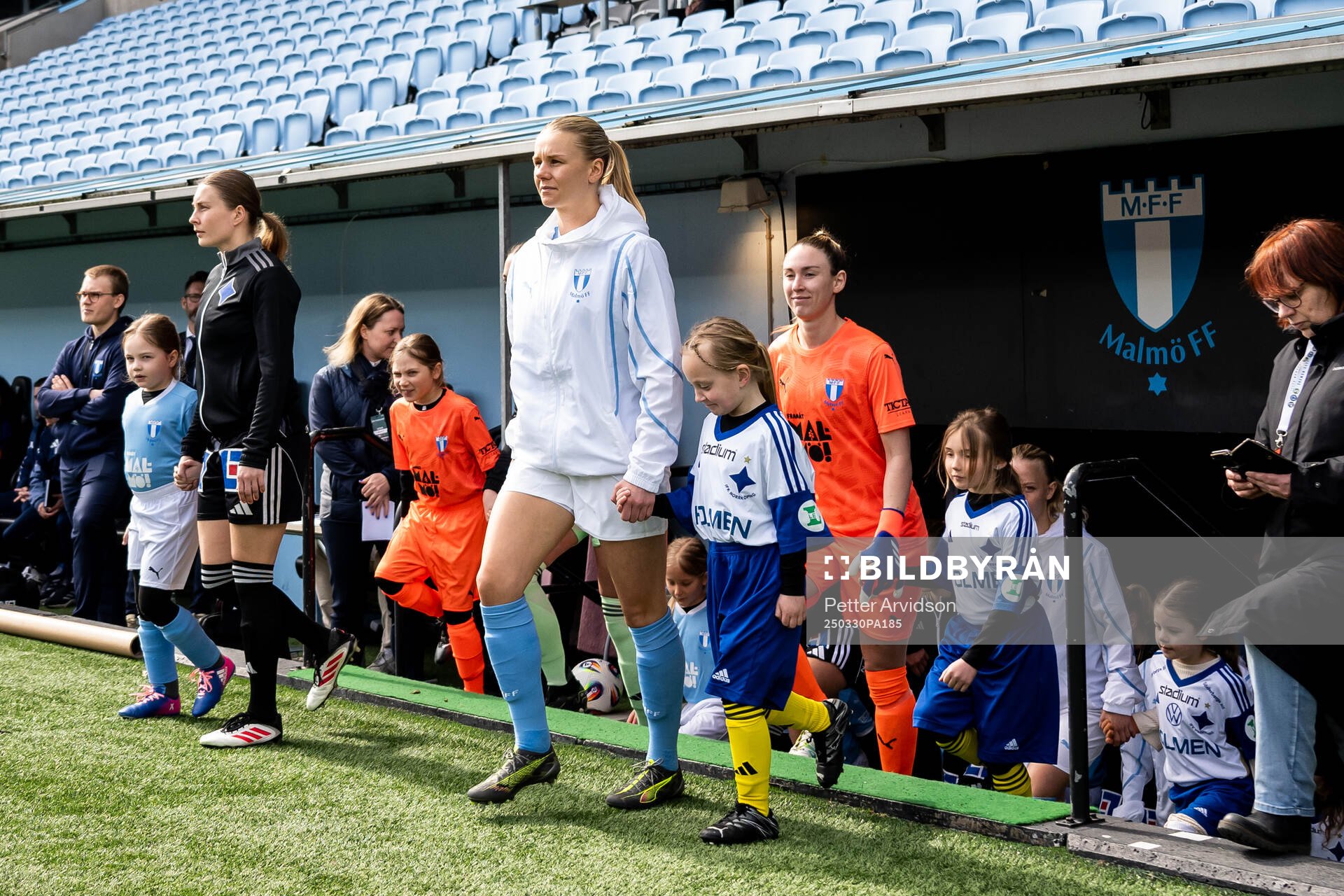 Malmö FFs Nellie Lilja och målvakt Moa Öhman gör entré