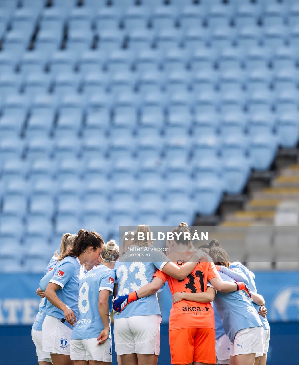 Malmö FFs spelare samlas inför fotbollsmatchen i Damallsvenskan mellan Malmö FF och IFK Norrköping den 30 mars 2025 i Malmö. 