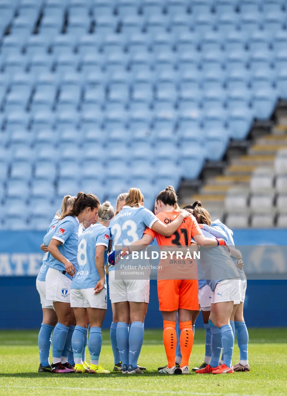 Malmö FFs spelare samlas inför fotbollsmatchen i Damallsvenskan mellan Malmö FF och IFK Norrköping den 30 mars 2025 i Malmö. 