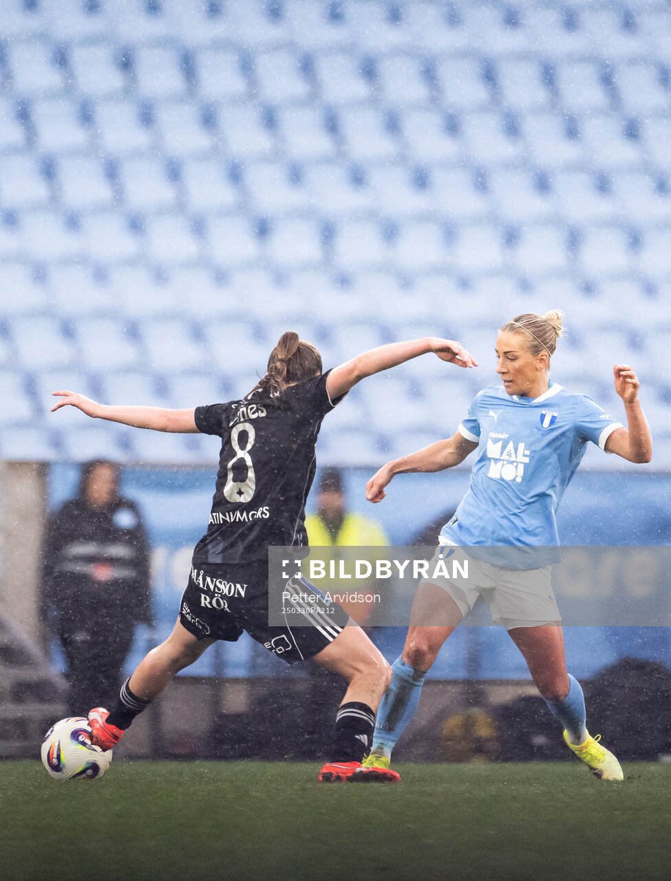 IFK Norrköpings Carrie Jones och Malmö FFs Mia Persson