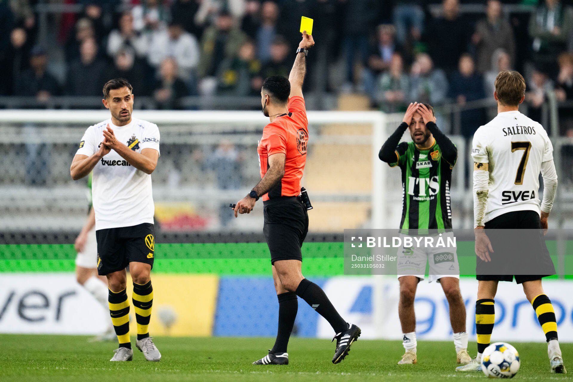 GAIS Edvin Becirovic tilldelas gult kort av domare Mohammed