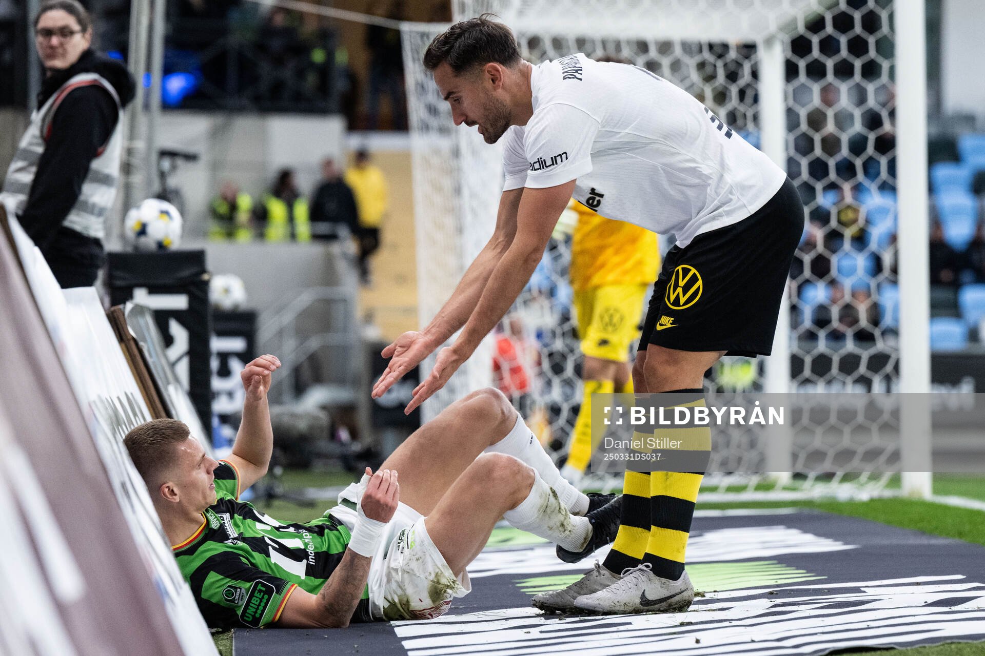 GAIS Lucas Hedlund och AIKs Sotirios Papagiannopoulos under fotbollsmatchen i Allsvenskan mellan GAIS och AIK den 31 mars 2025 i Göteborg. 