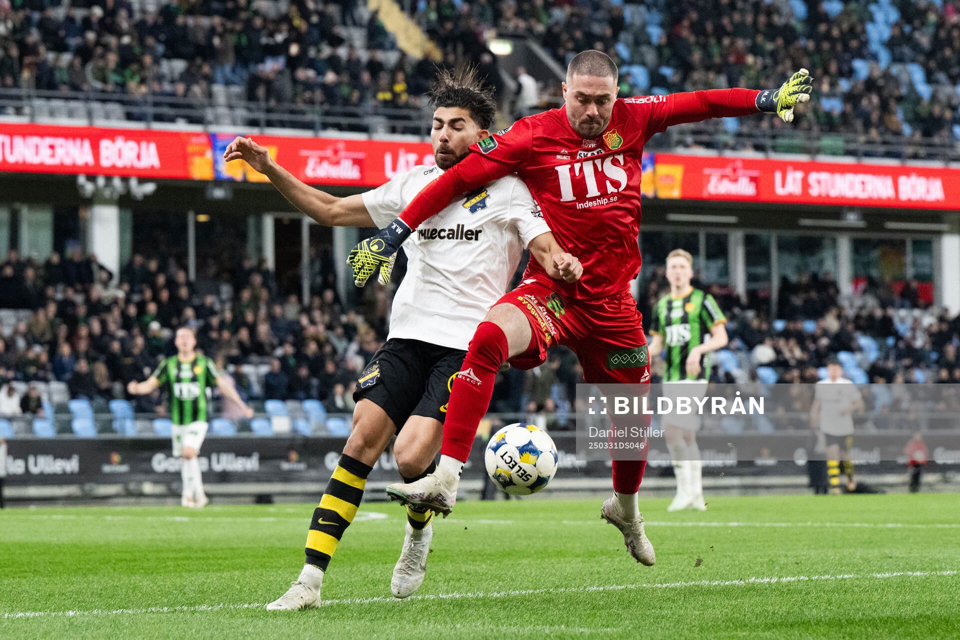 AIKs Andronikos Kakoullis och GAIS målvakt Mergim Krasniqi