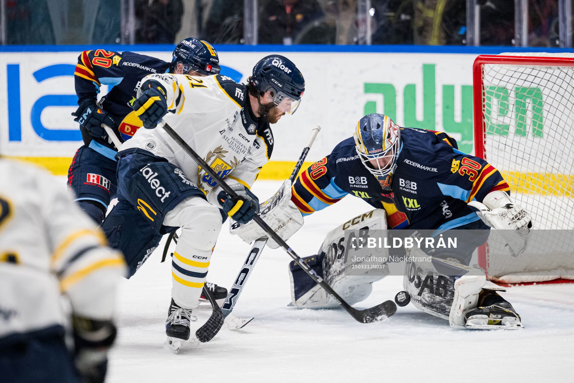 Södertäljes Nolan Stevens och Djurgårdens målvakt Hugo