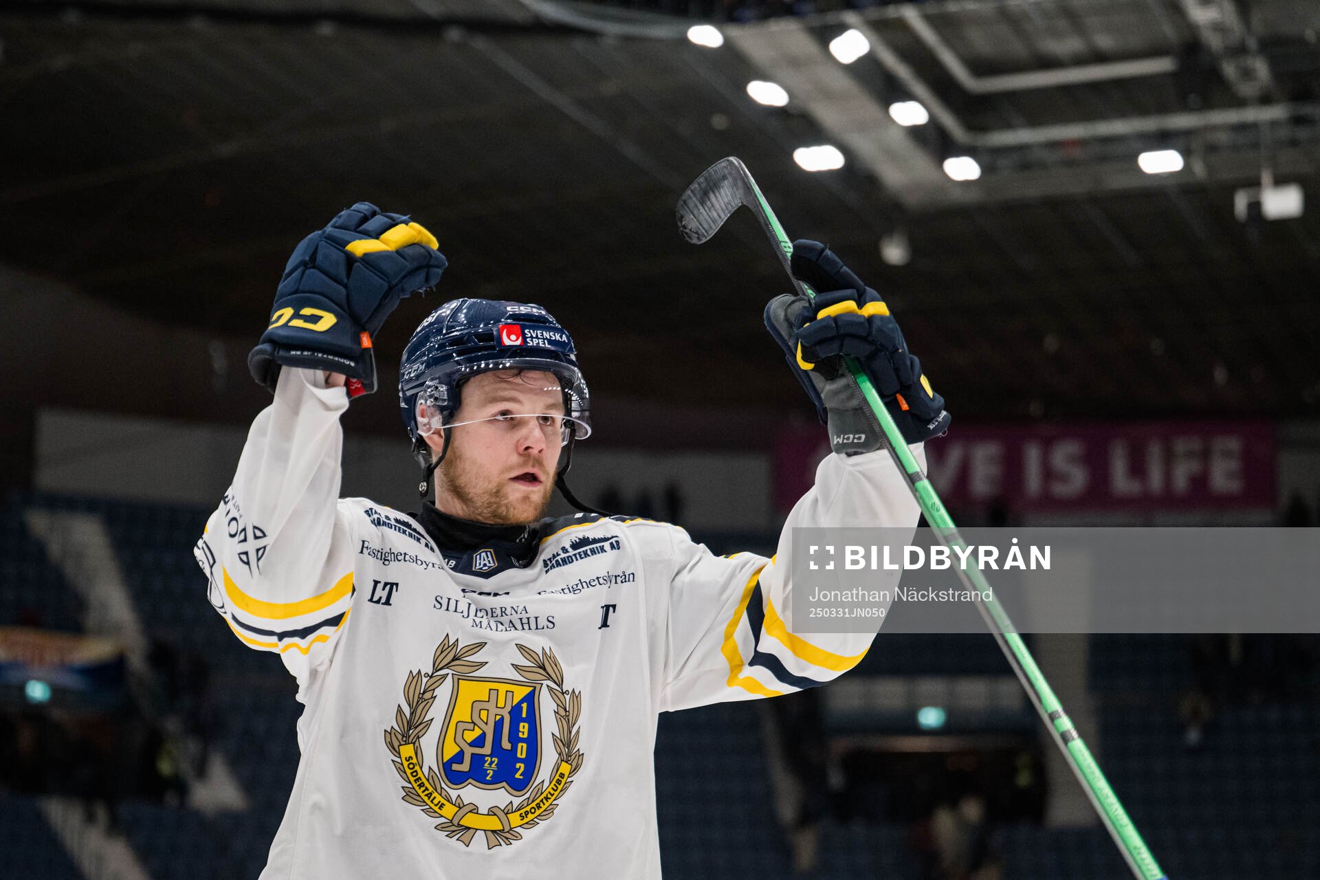 Södertäljes Andrew Nielsen jublar