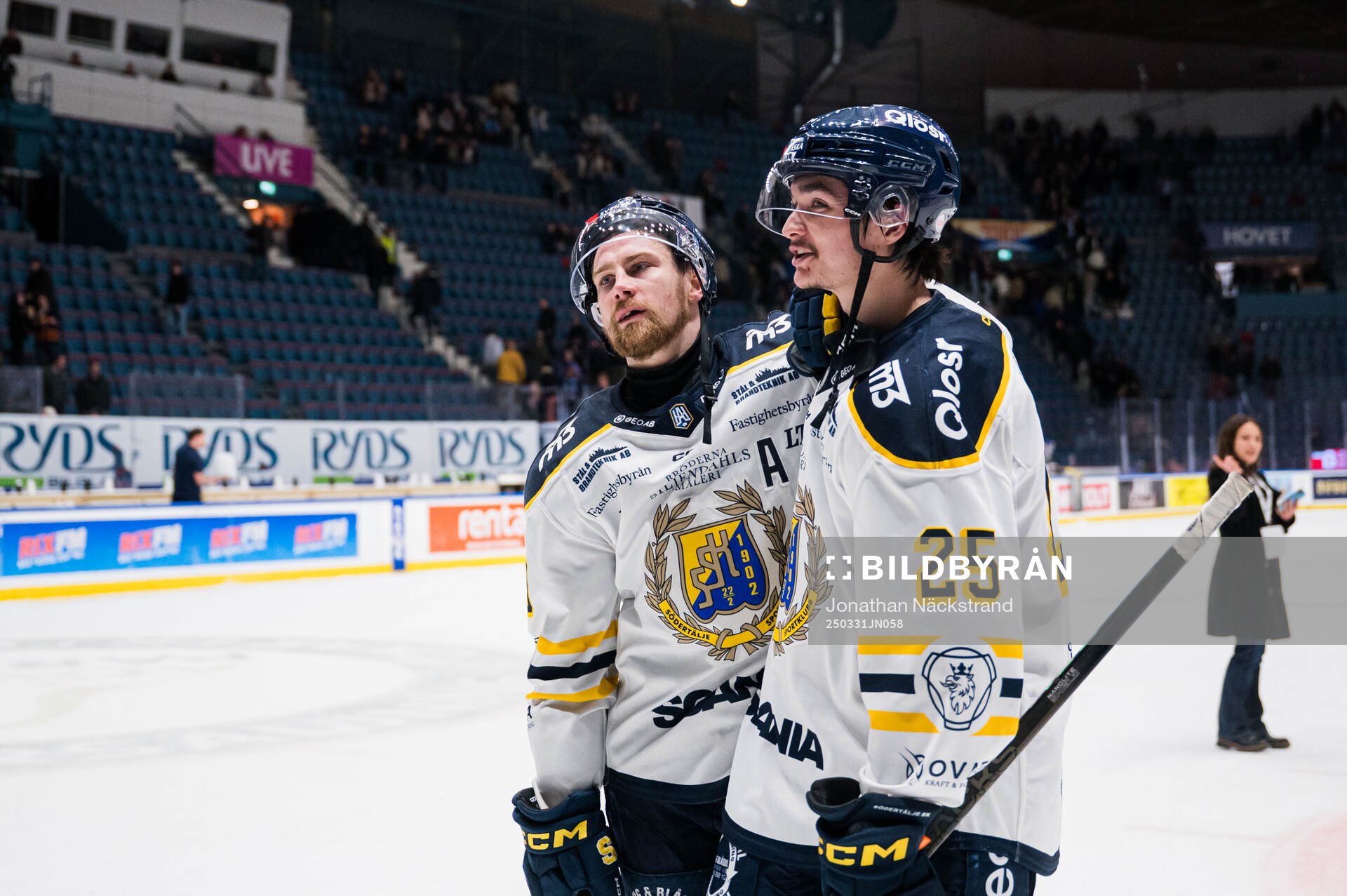 Södertäljes Hampus Harlestam och Evan Weinger  jublar