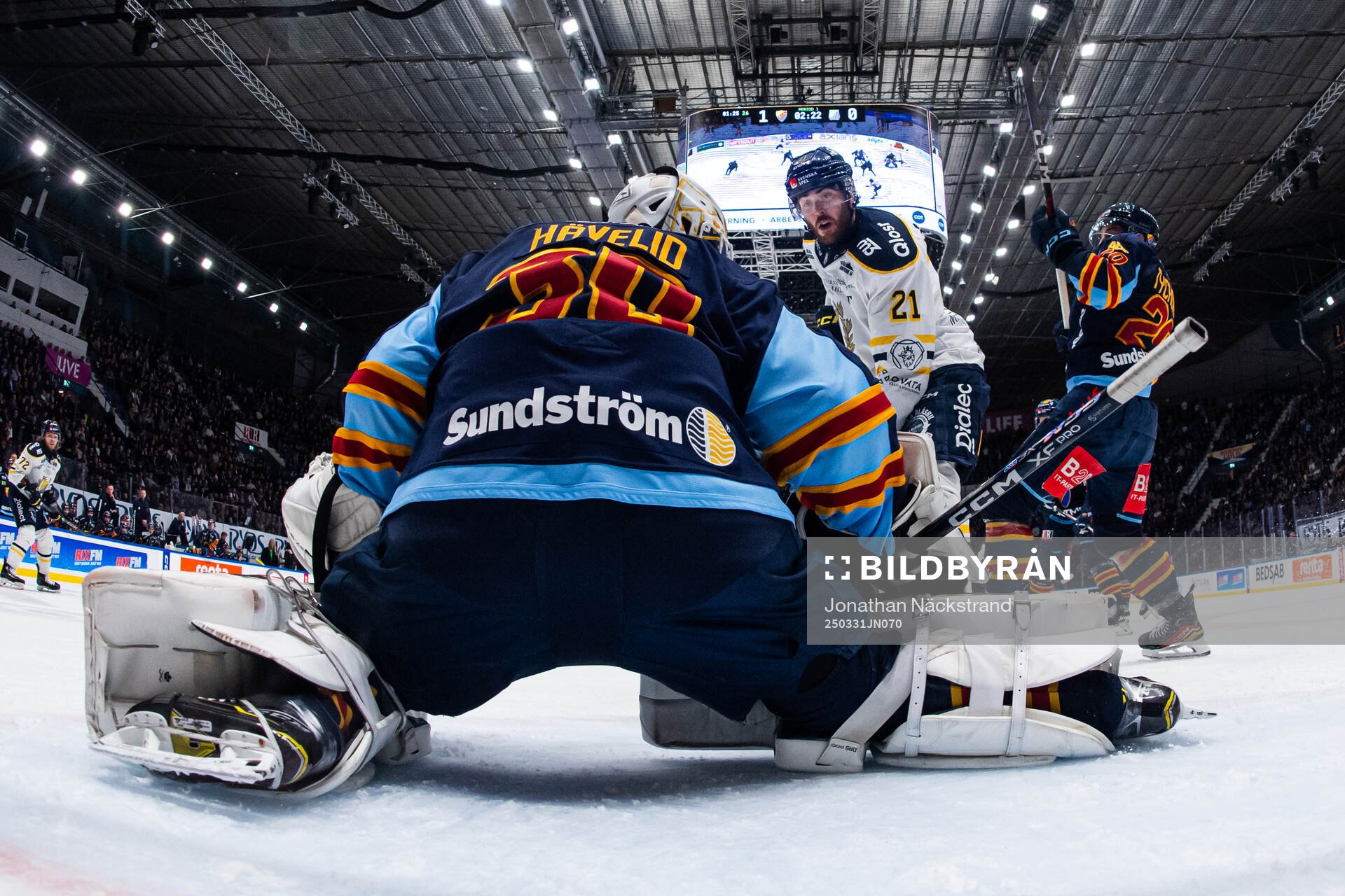 Södertäljes Nolan Stevens framför Djurgårdens målvakt