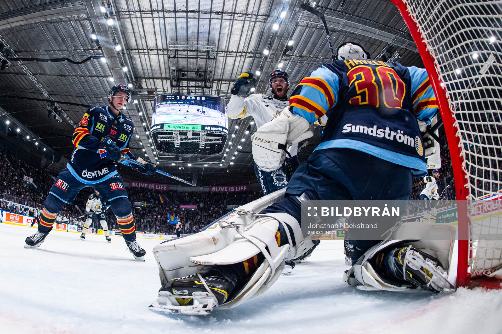 Södertäljes Nolan Stevens jublar