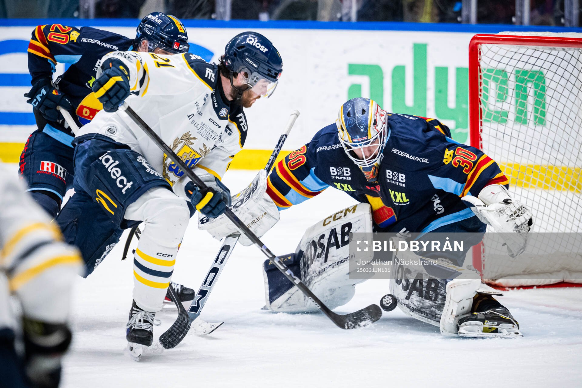 Södertäljes Nolan Stevens och Djurgårdens målvakt Hugo