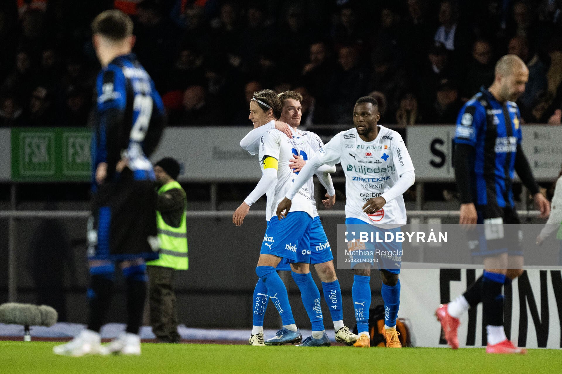 Värnamos Simon Thern, Carl Johansson och Johnbosco Samuel Kalu jublar efter 1-0 under fotbollsmatchen i Allsvenskan mellan Värnamo och Sirius den 31 mars 2025 i Värnamo.