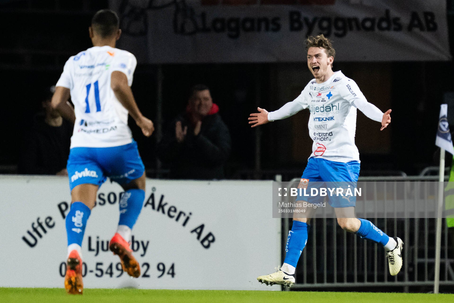 Värnamos Carl Johansson jublar efter 1-0 under fotbollsmatchen i Allsvenskan mellan Värnamo och Sirius den 31 mars 2025 i Värnamo. 