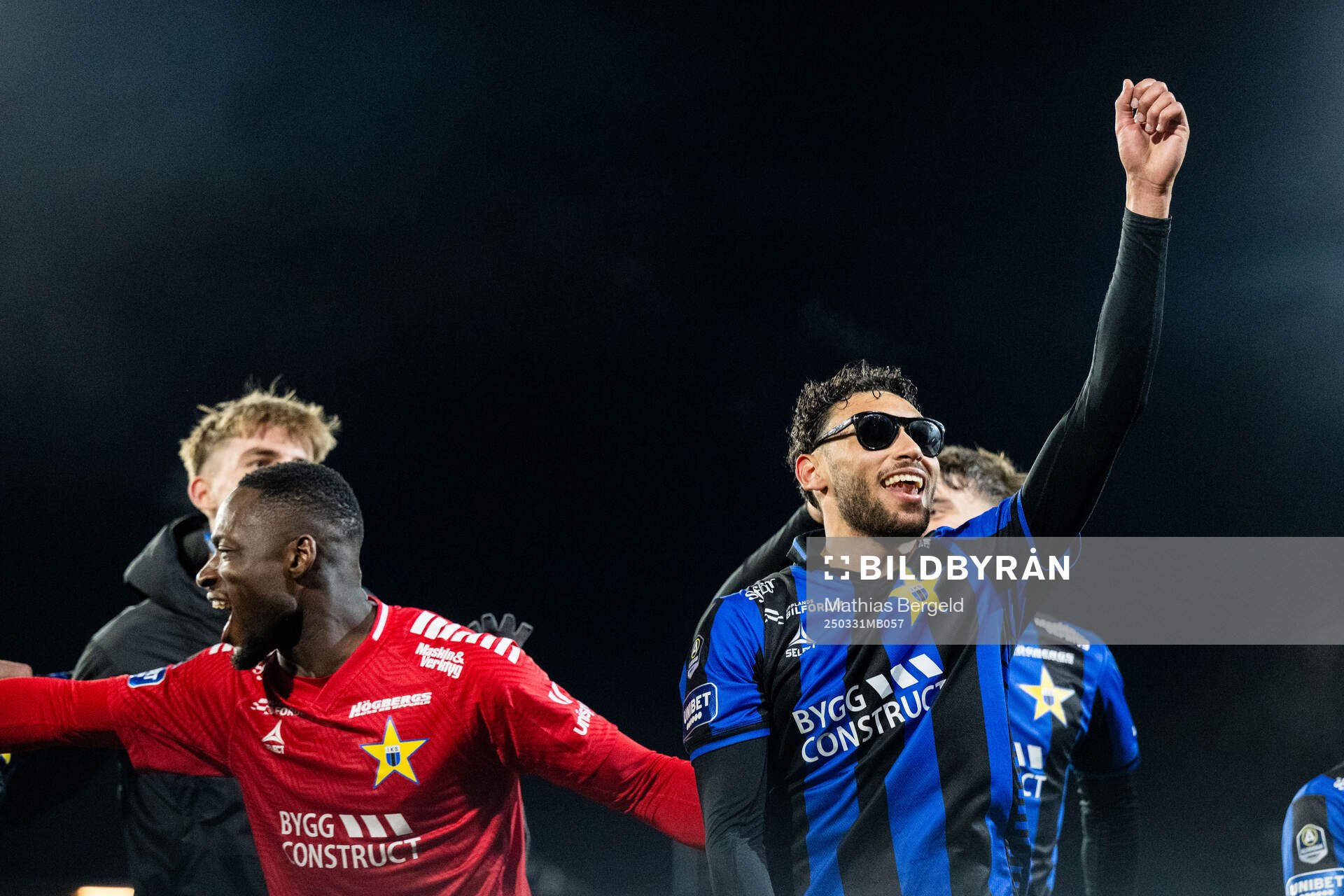 Sirius målvakt Ismael Diawara och Joakim Persson jublar efter fotbollsmatchen i Allsvenskan mellan Värnamo och Sirius den 31 mars 2025 i Värnamo.