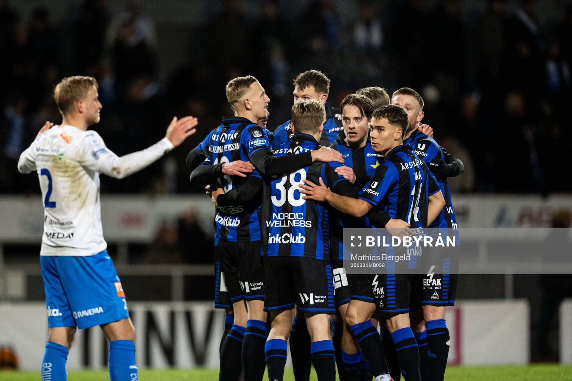 Sirius spelare deppar medan Värnamos Johan Rapp deppar