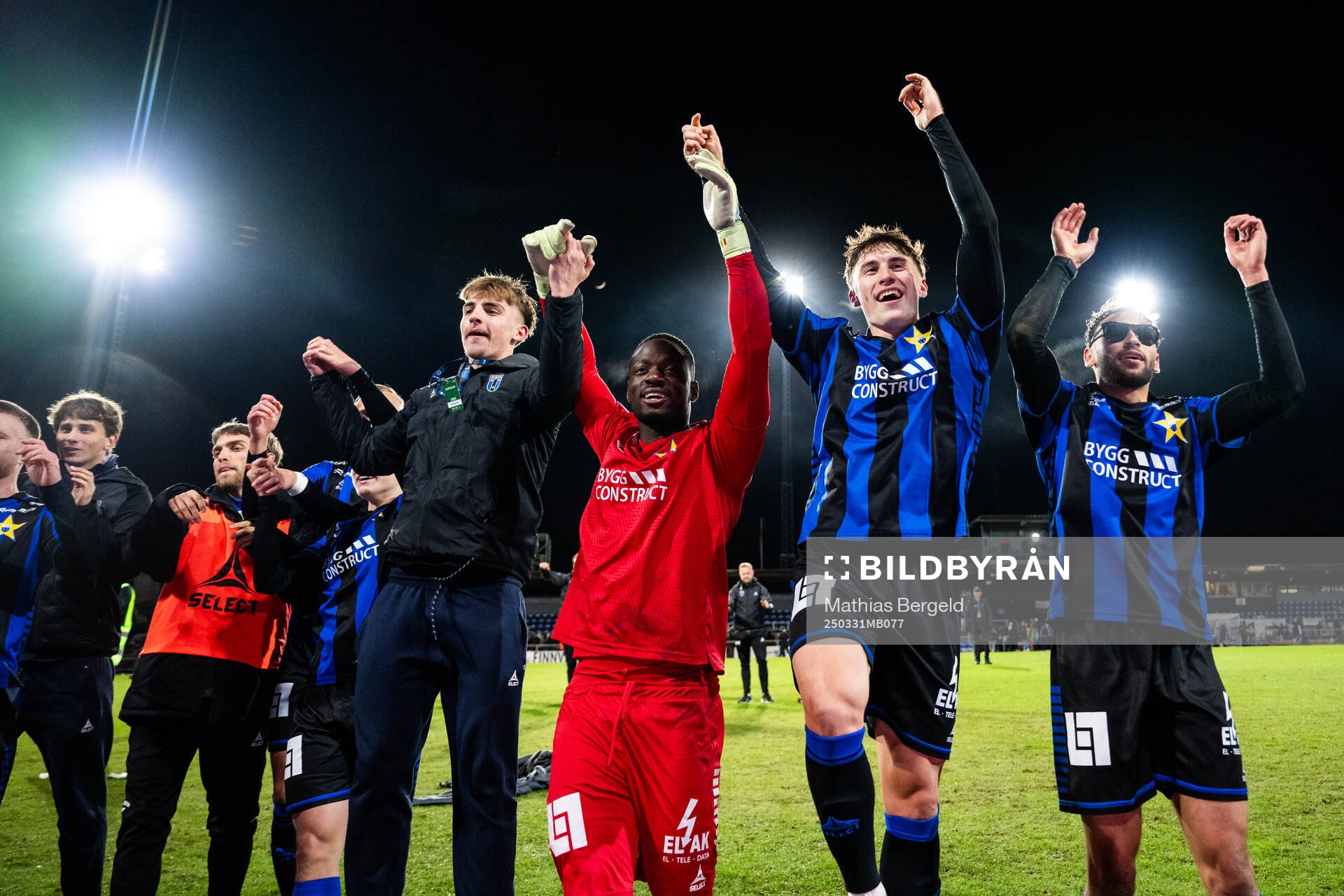 Sirius målvakt Ismael Diawara, Bogdan Milovanov och Joakim