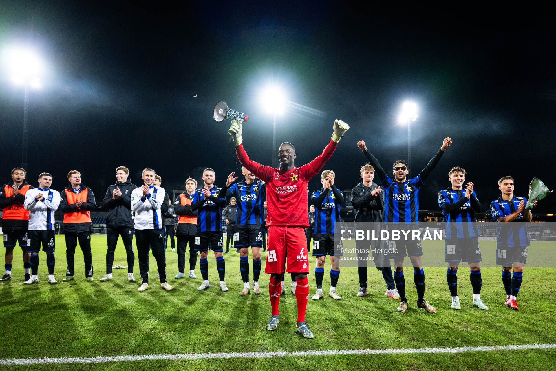 Sirius målvakt Ismael Diawara jublar