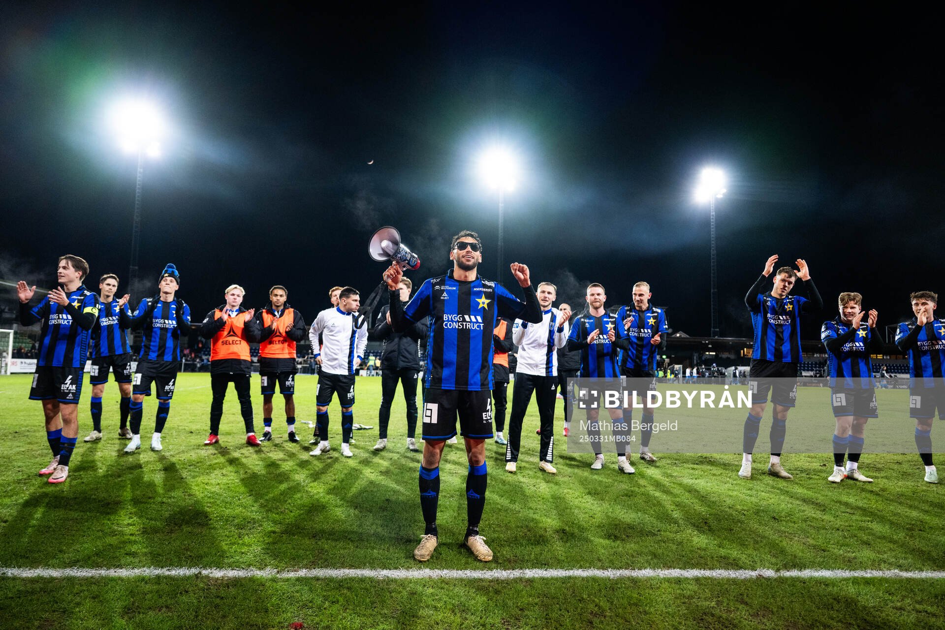 Sirius Joakim Persson jublar efter fotbollsmatchen i Allsvenskan mellan Värnamo och Sirius den 31 mars 2025 i Värnamo. 