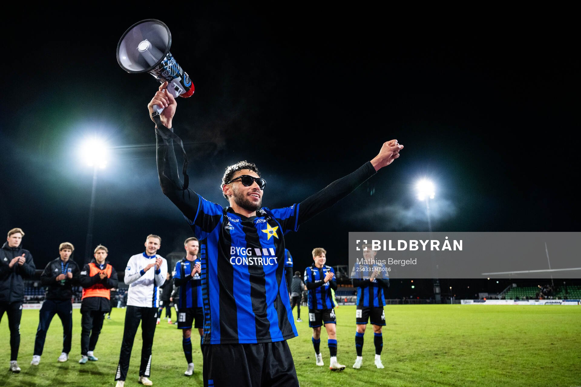 Sirius Joakim Persson jublar efter fotbollsmatchen i Allsvenskan mellan Värnamo och Sirius den 31 mars 2025 i Värnamo. 