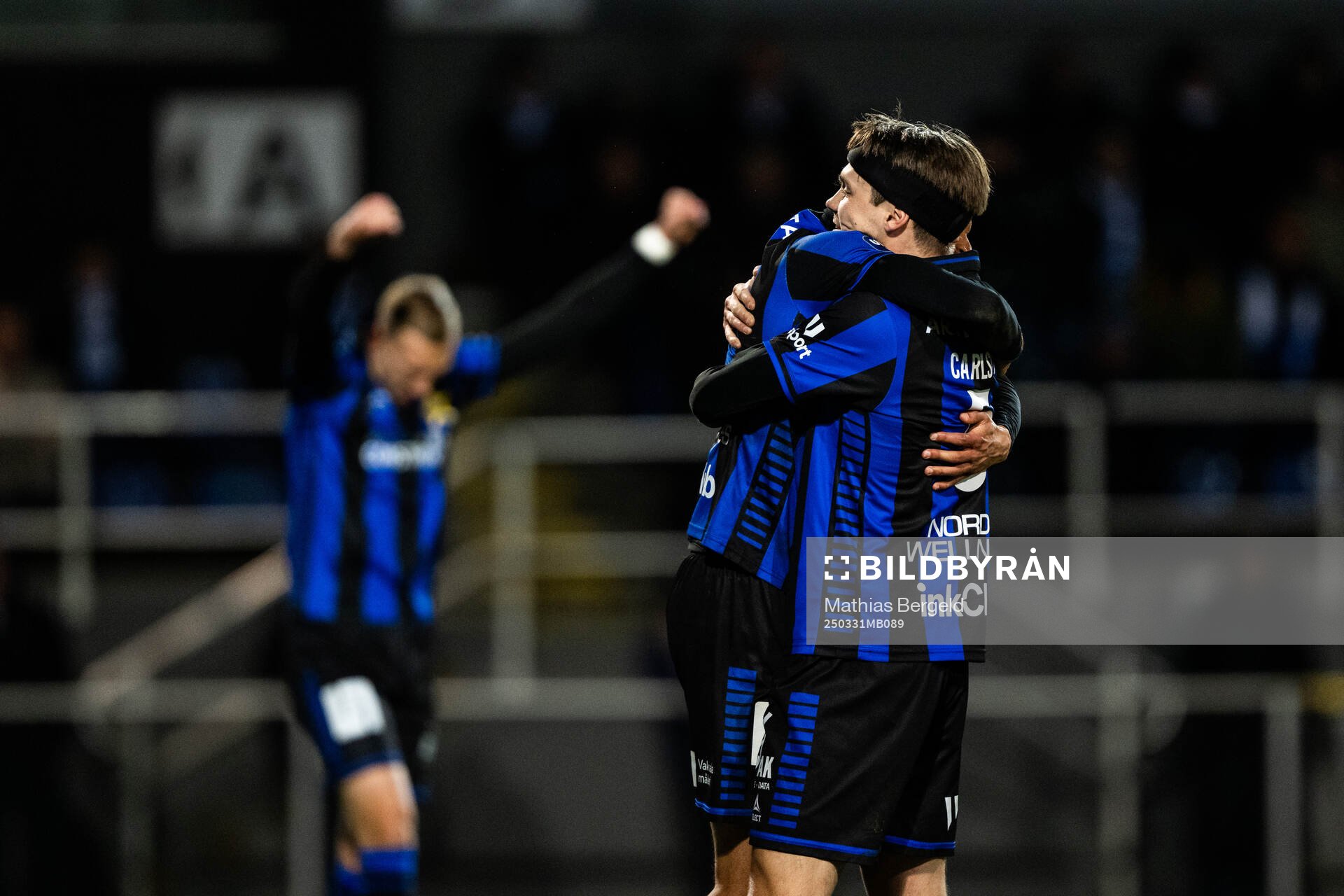 Sirius Joakim Persson och Tobias Carlsson jublar efter fotbollsmatchen i Allsvenskan mellan Värnamo och Sirius den 31 mars 2025 i Värnamo. 