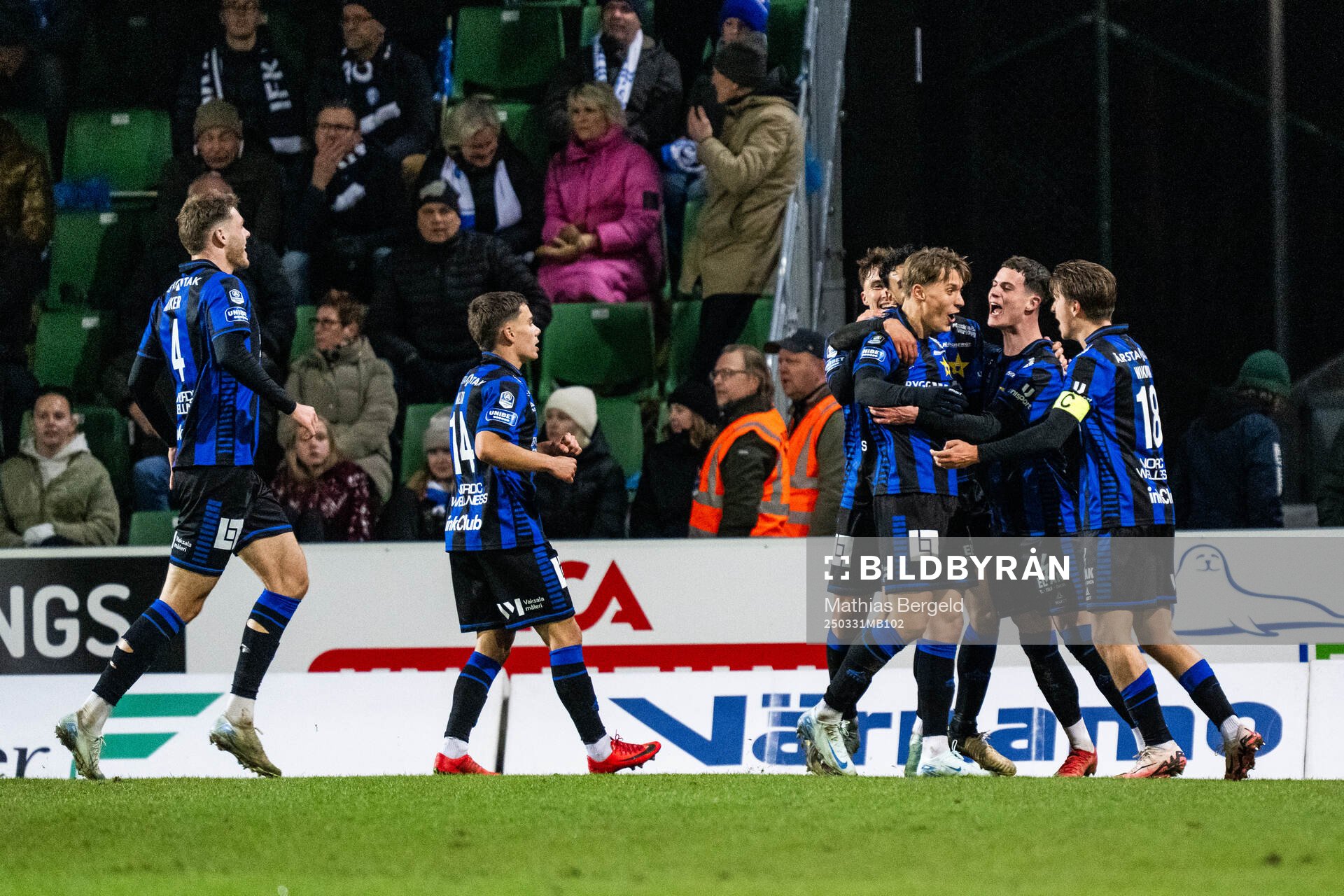 Sirius Marcus Lindberg jublar med Robbie Ure och Adam Vikman