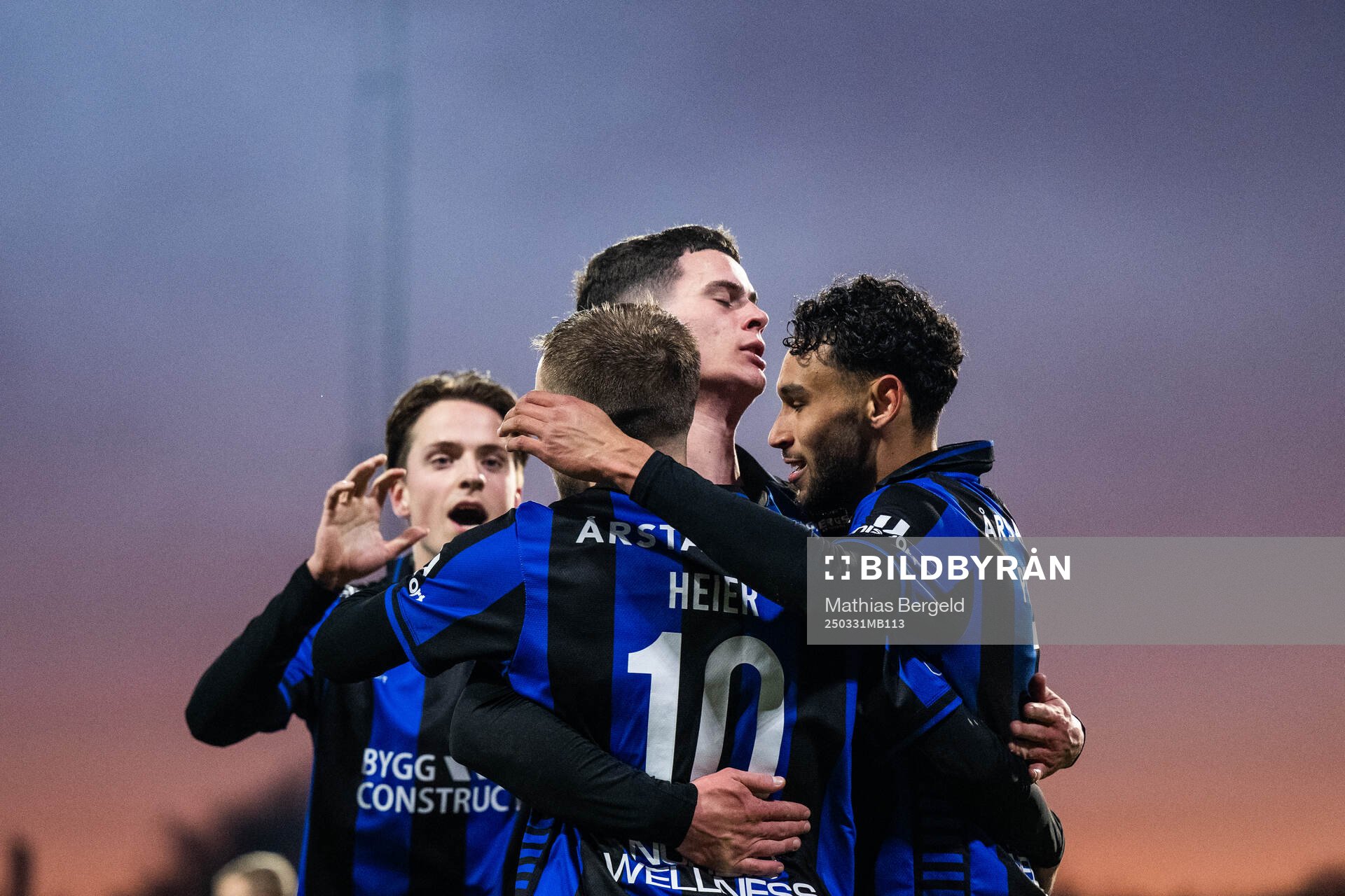Sirius Adam Vikman, Robbie Ure och Melker Heier jublar med Joakim Persson efter 1-1 under fotbollsmatchen i Allsvenskan mellan Värnamo och Sirius den 31 mars 2025 i Värnamo.