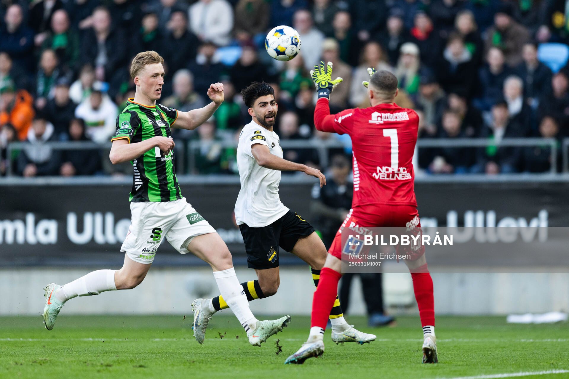 GAIS Filip Beckman och målvakt Mergim Krasniqi mot AIKs