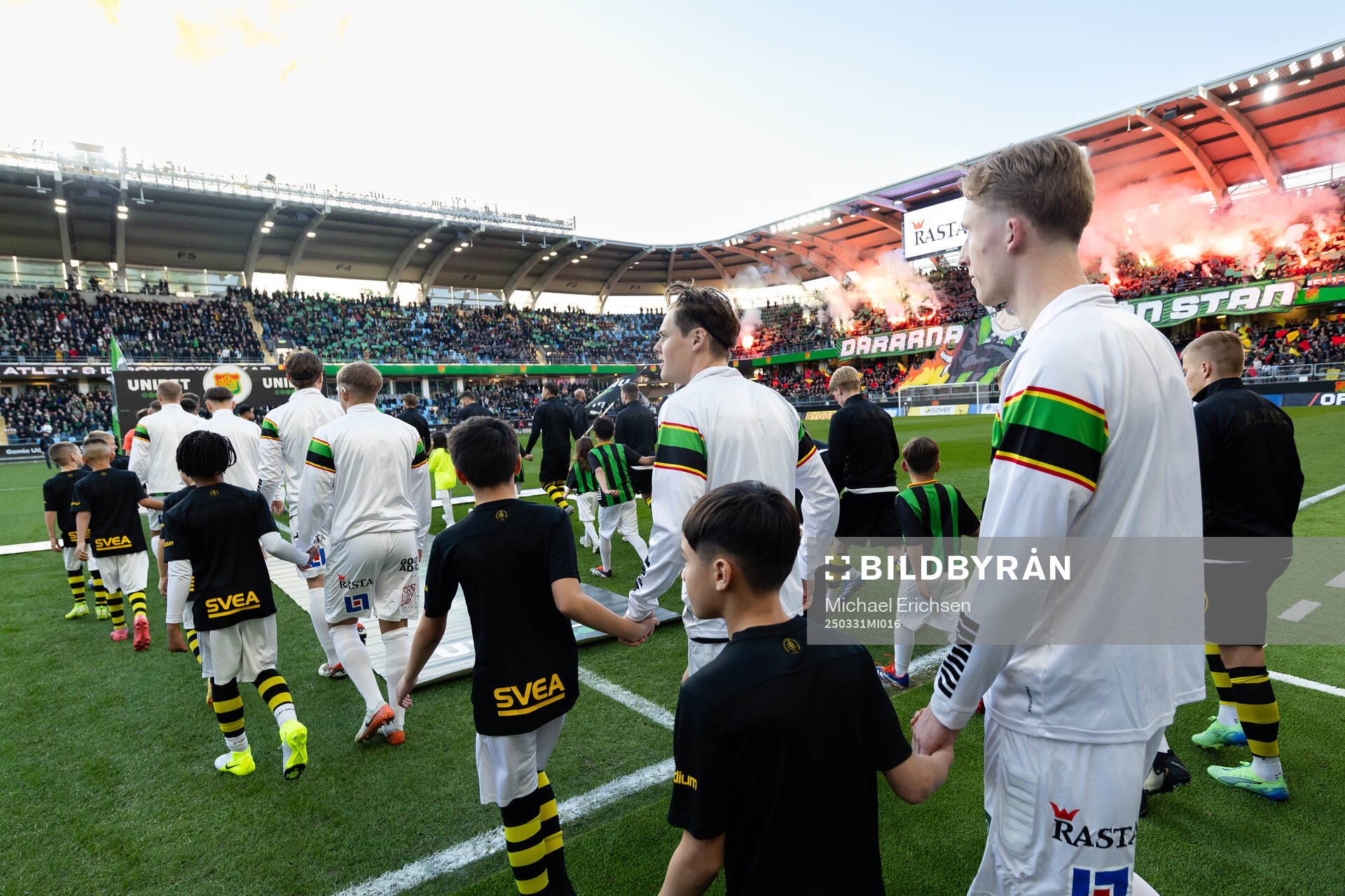 Spelarna på väg ut för line up inför fotbollsmatchen i Allsvenskan mellan GAIS och AIK den 31 mars 2025 i Göteborg. 