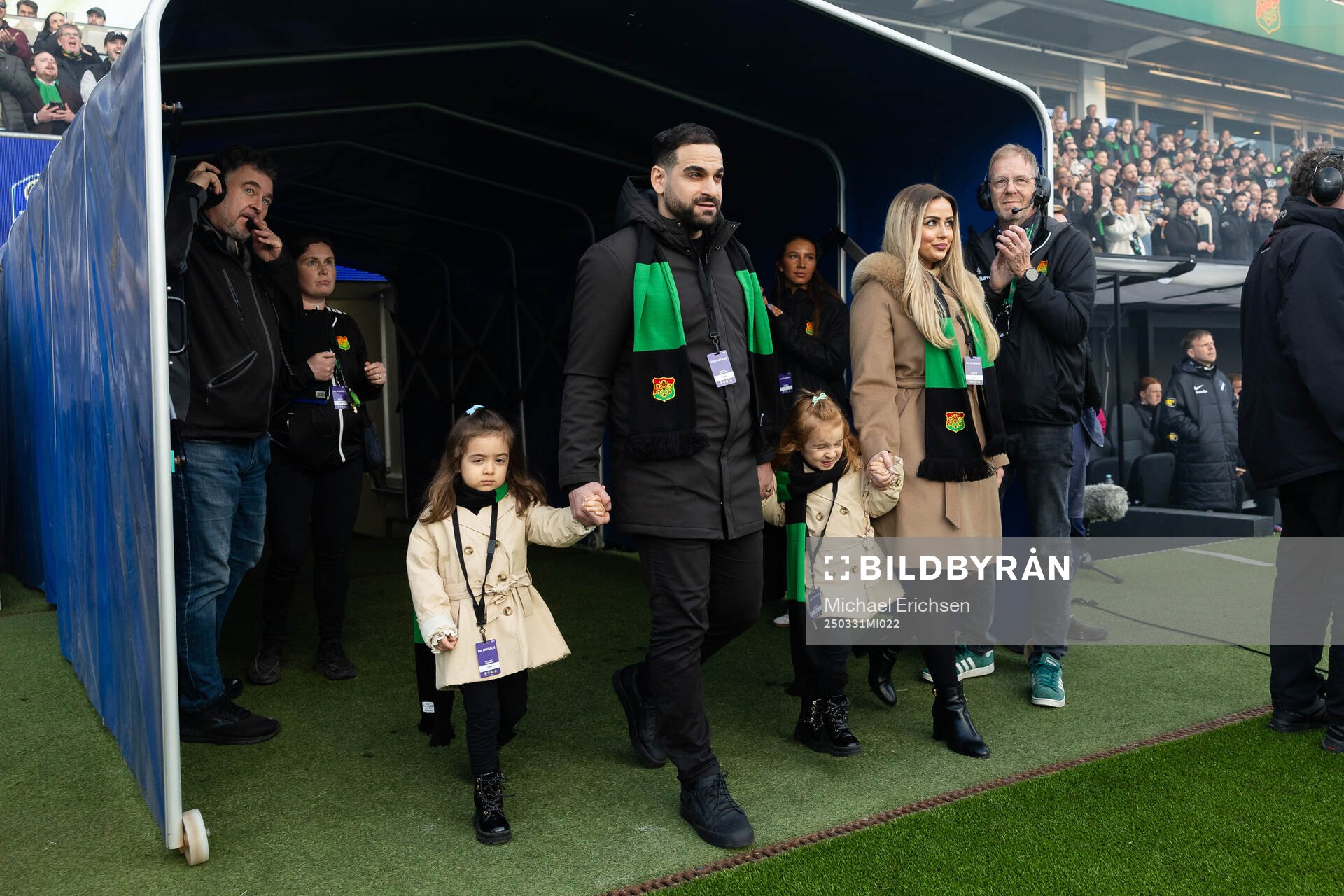 Tidigare GAIS spelaren Mervan Celik med familj avtackas