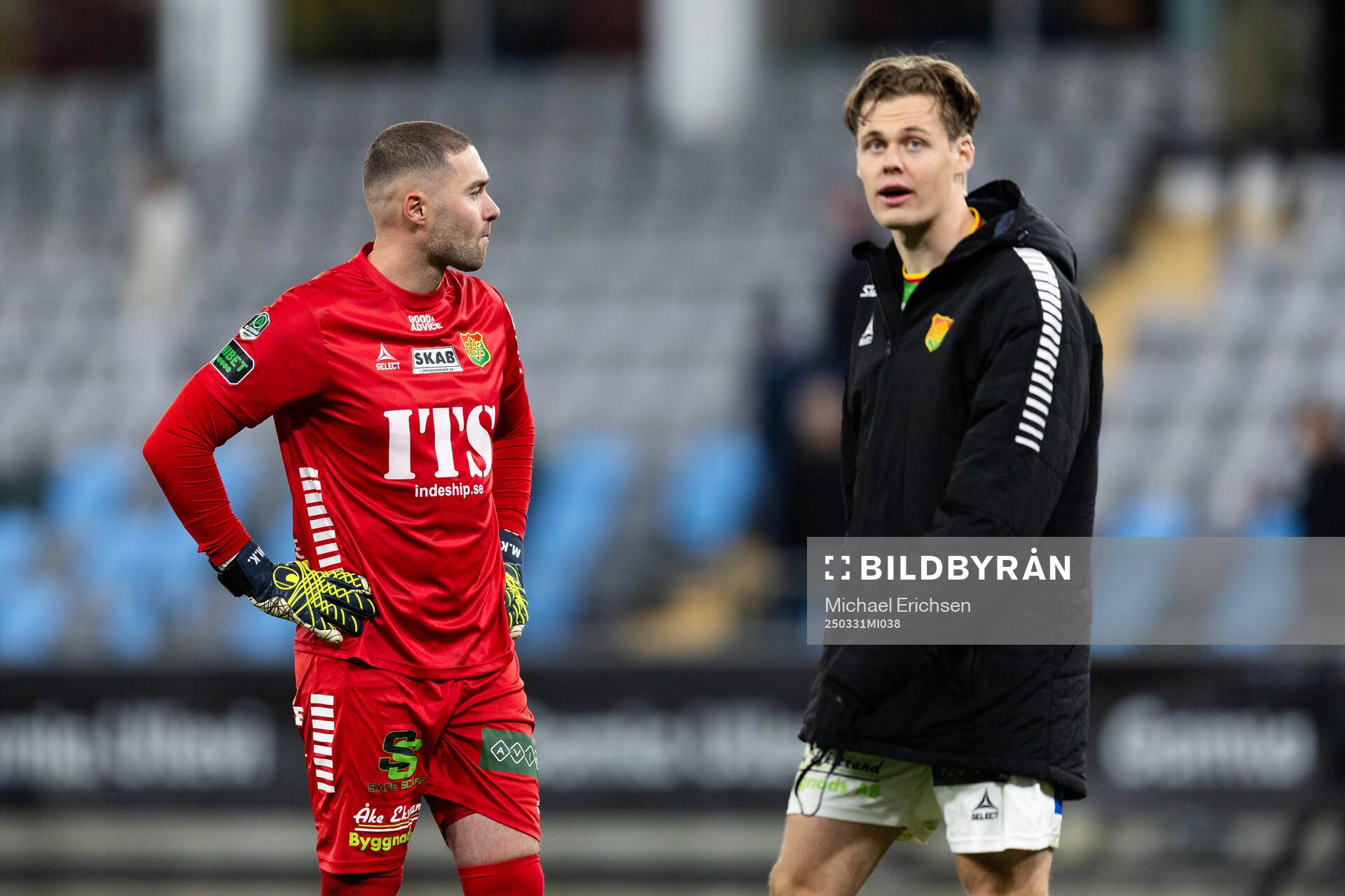 GAIS målvakt Mergim Krasniqi och Axel Henriksson deppar