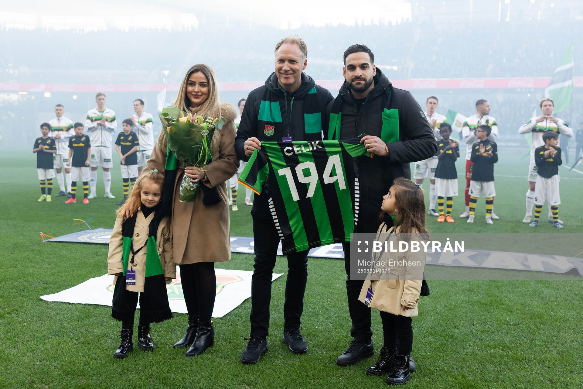 Tidigare GAIS spelaren Mervan Celik med familj avtackas