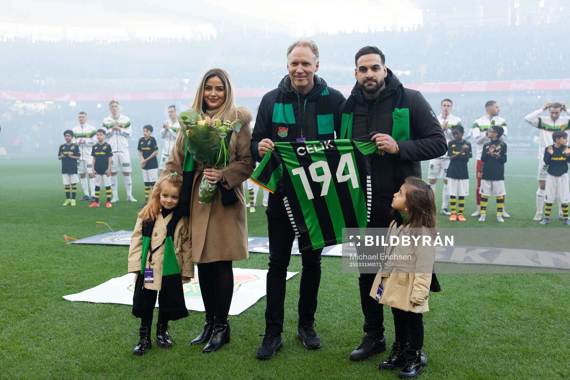 Tidigare GAIS spelaren Mervan Celik med familj avtackas