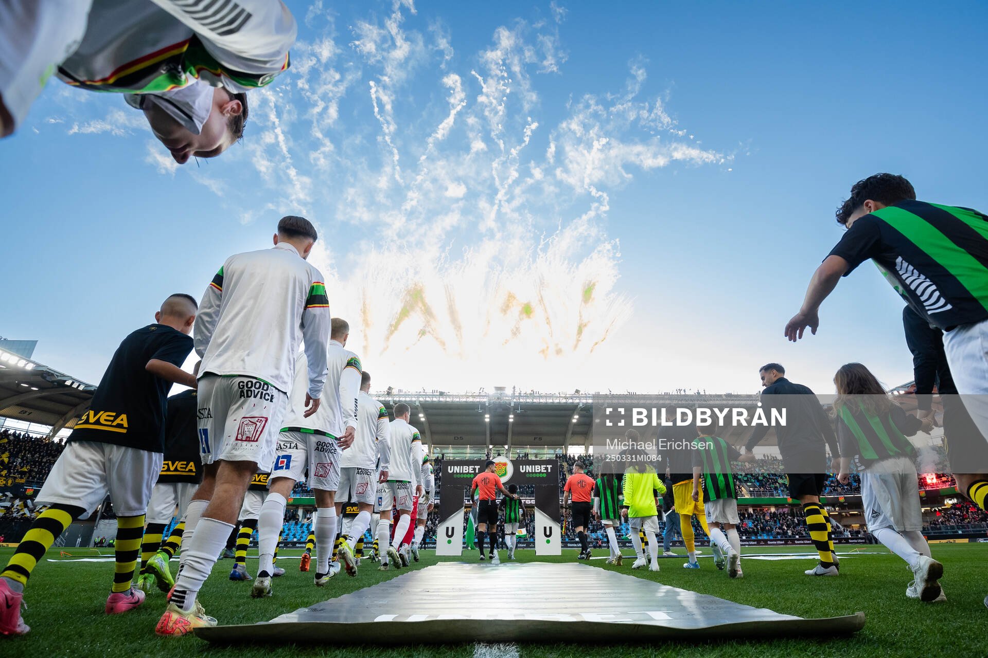 Spelarna på väg in för line up inför fotbollsmatchen i Allsvenskan mellan GAIS och AIK den 31 mars 2025 i Göteborg. 