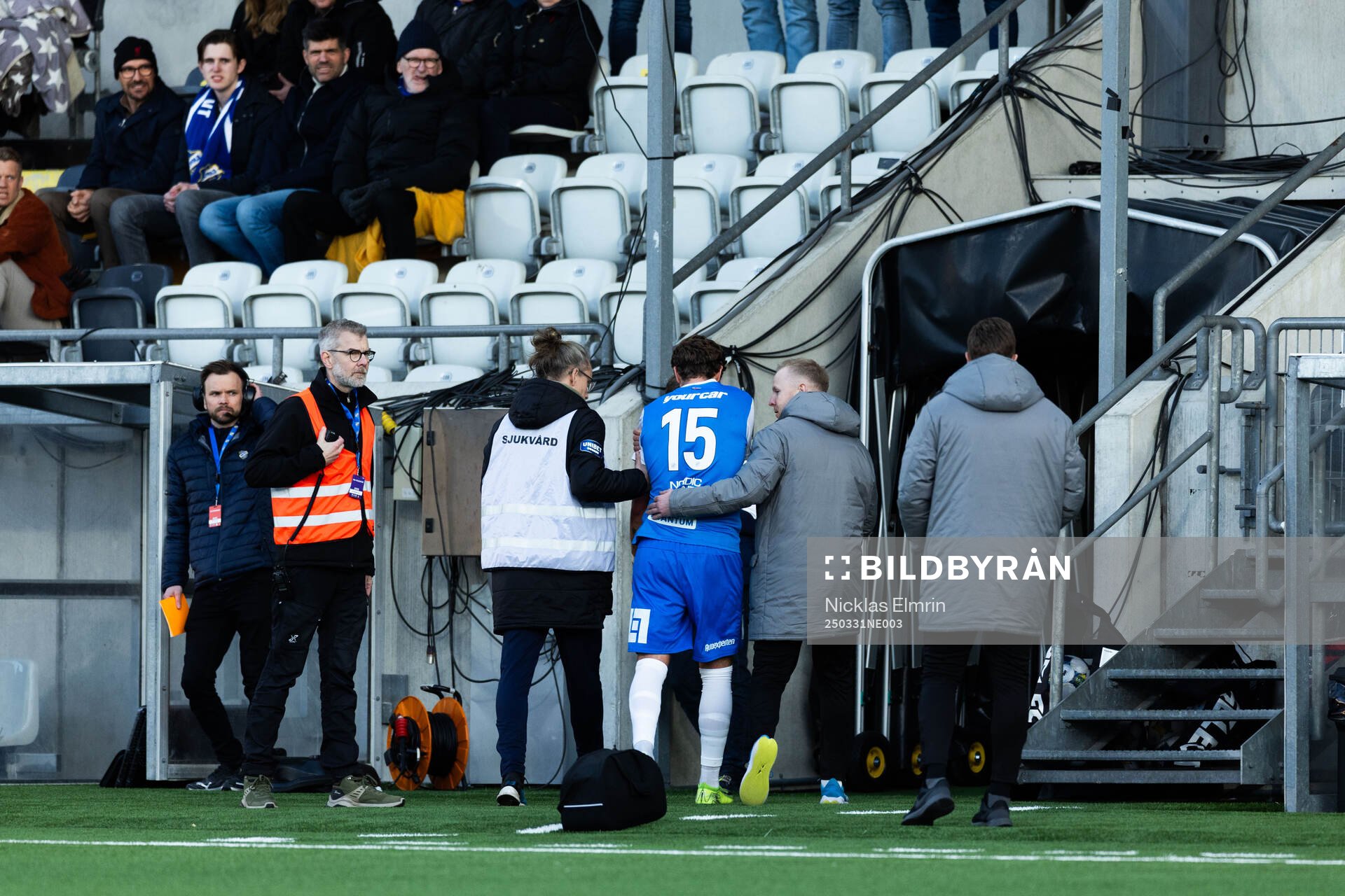Oddevolds Adrian Rogulj lämnar planen skadad under fotbollsmatchen i Superettan mellan Oddevold och Umeå FC den 31 mars 2025 i Göteborg. 
