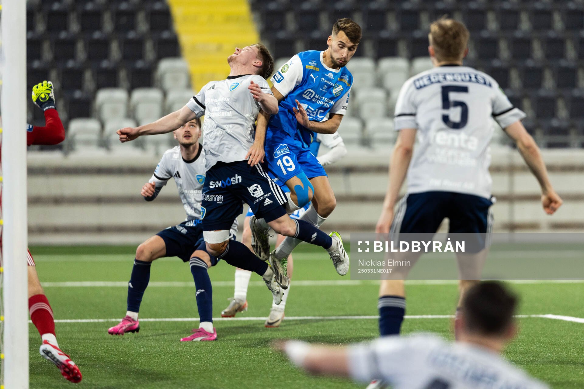 Umeå FCs Tobias Westin och Oddevolds Rasmus Wiedesheim-Paul