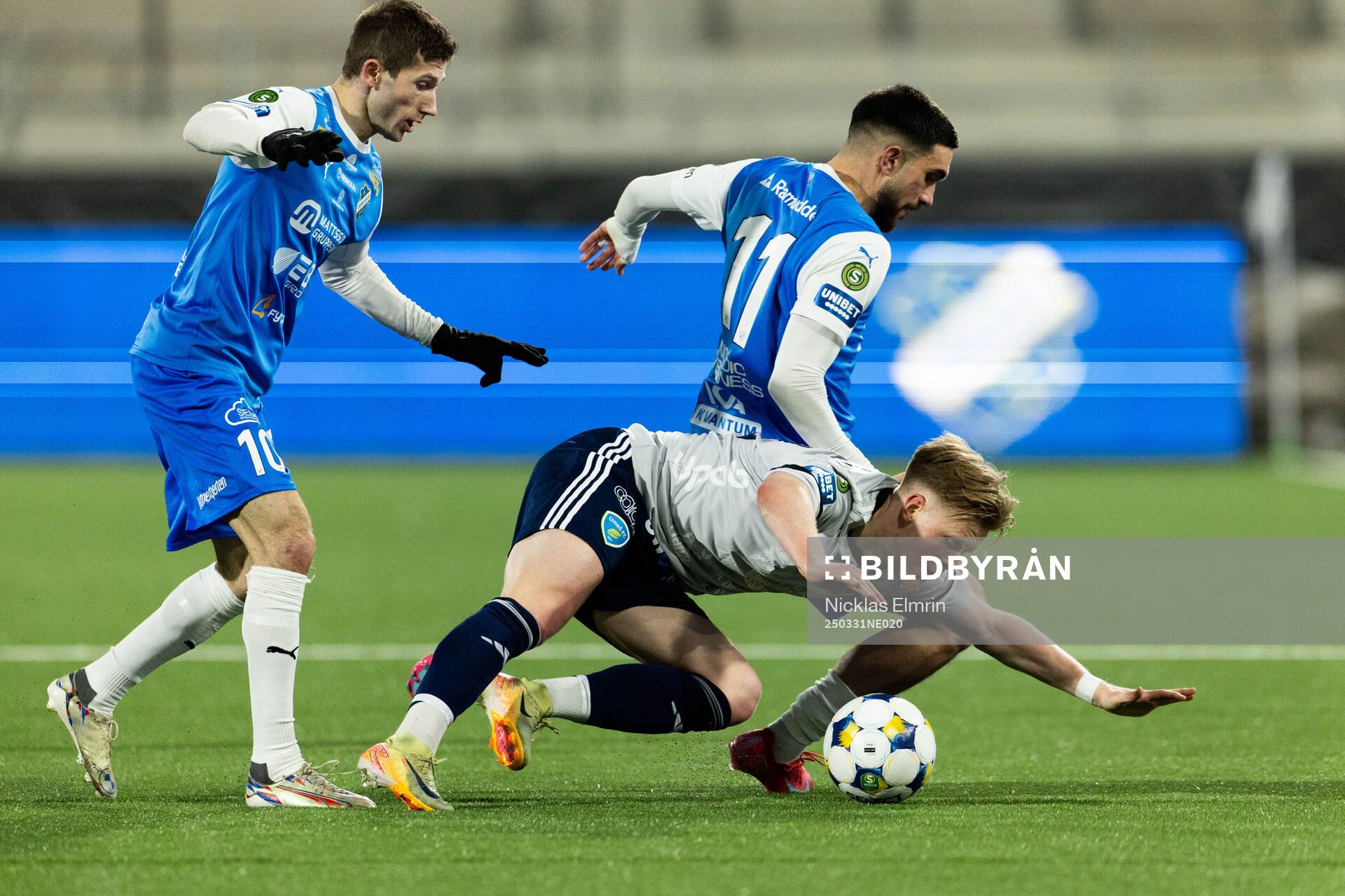 Oddevolds Liridon Kalludra och Daniel Krezic mot Umeå FCs
