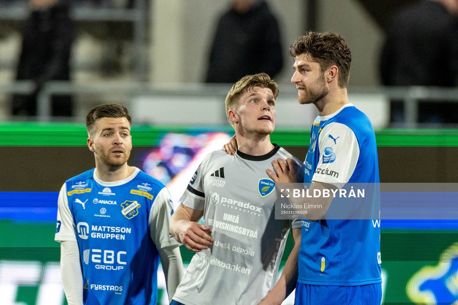 Umeå FCs Jakob Hedenquist och Oddevolds Erik Hedenquist efter fotbollsmatchen i Superettan mellan Oddevold och Umeå FC den 31 mars 2025 i Göteborg.