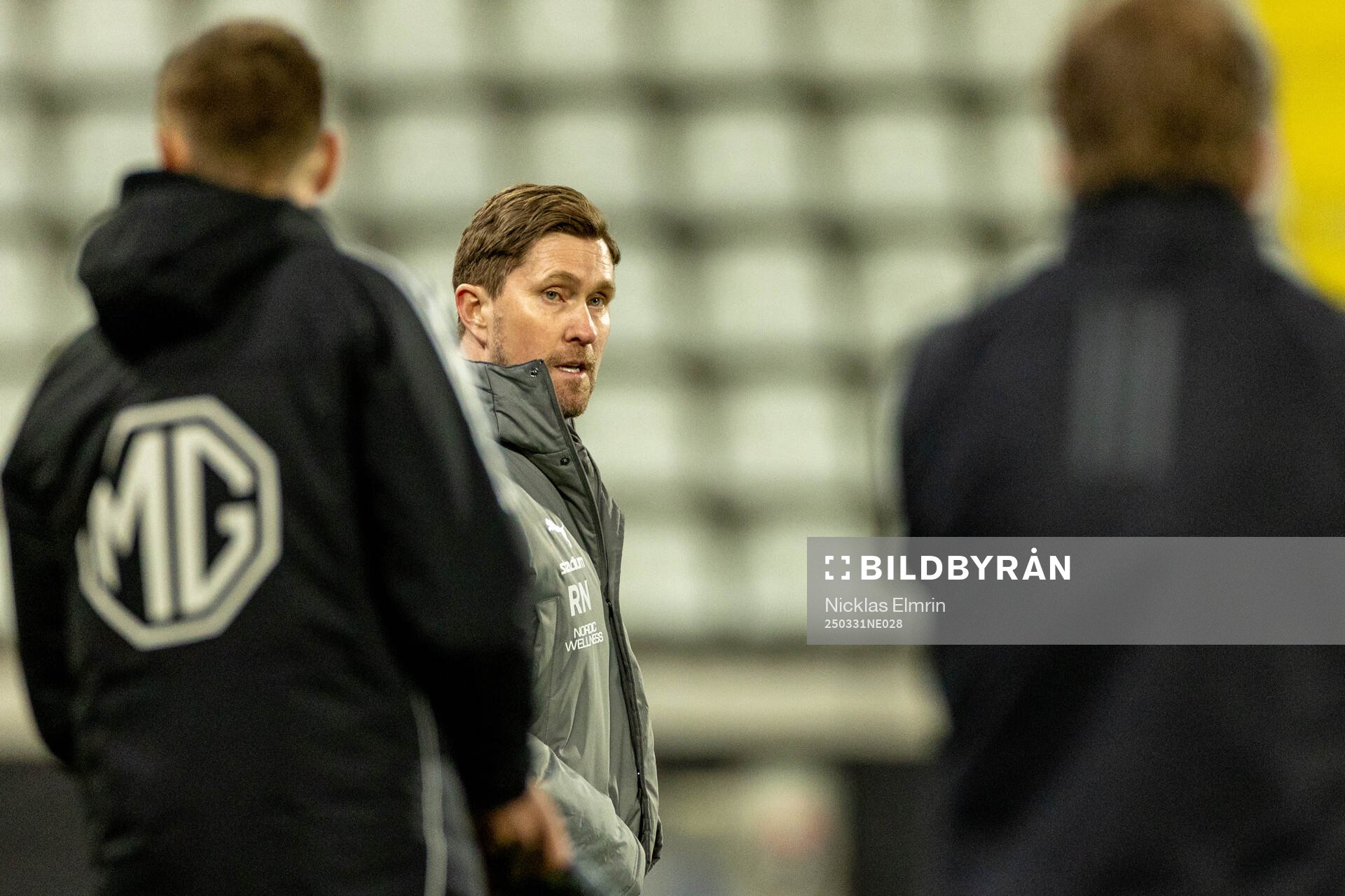 Oddevolds tränare Rikard Nilsson under fotbollsmatchen i Superettan mellan Oddevold och Umeå FC den 31 mars 2025 i Göteborg. 