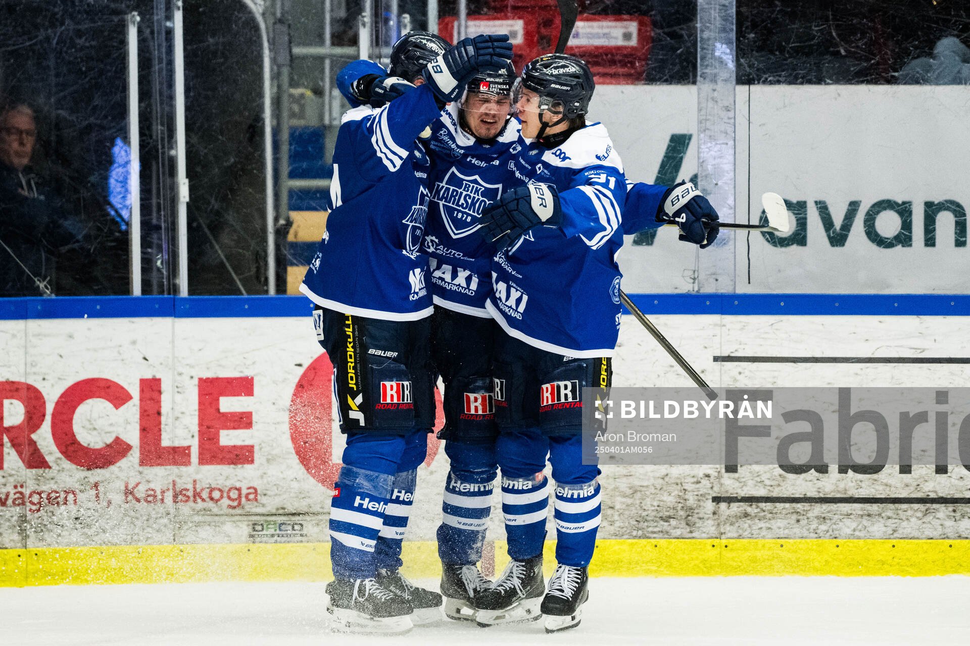 Karlskogas Eskild Bakke Olsen jublar med lagkamrater