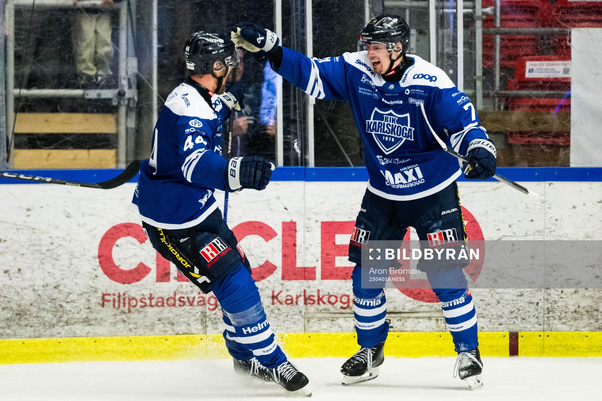 Karlskogas Eskild Bakke Olsen jublar med Jonatan Harju