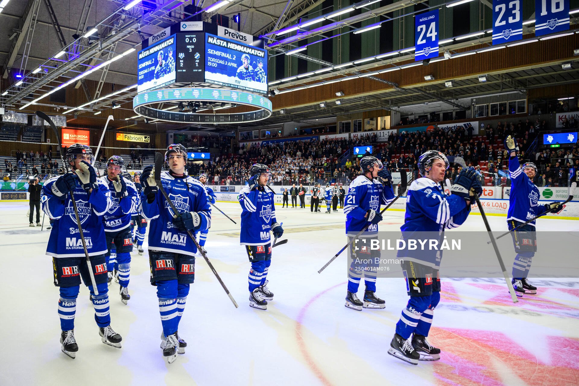 Karlskogas spelare jublar
