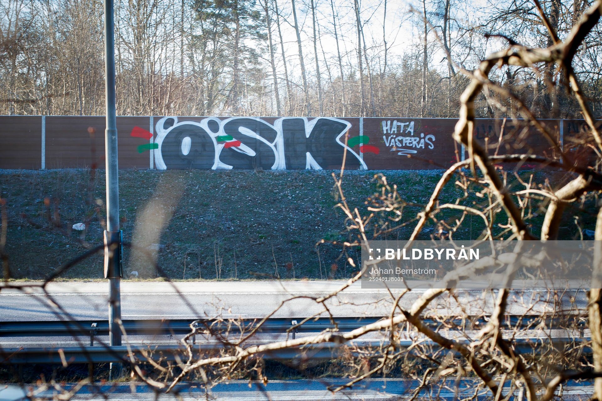 Grafitti vid motorvägen utanför Örebro