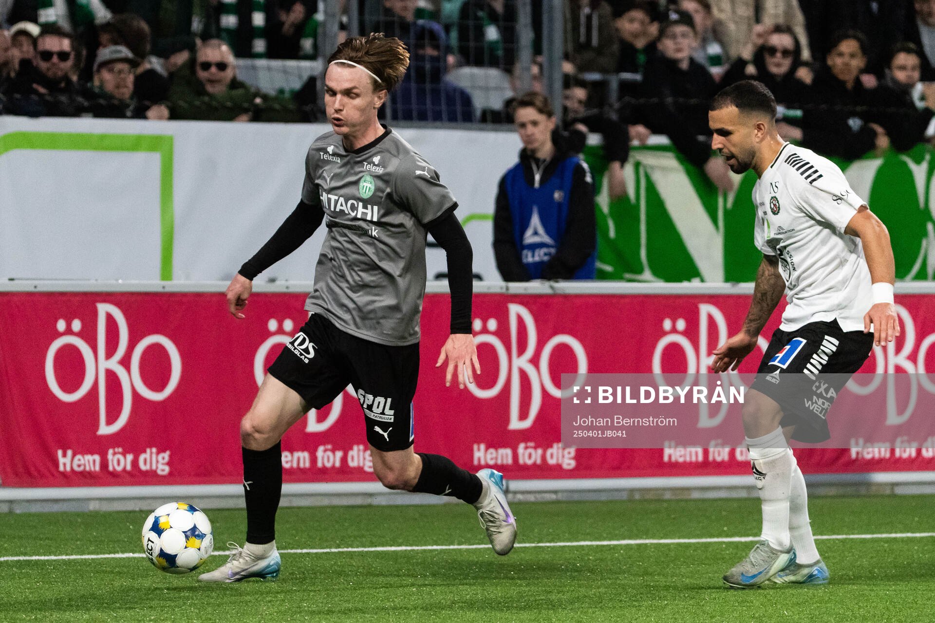 Västerås Julius Johansson och Örebros Alai Hussain Ghasem under fotbollsmatchen i Superettan mellan Örebro och Västerås den 1 april 2025 i Örebro.