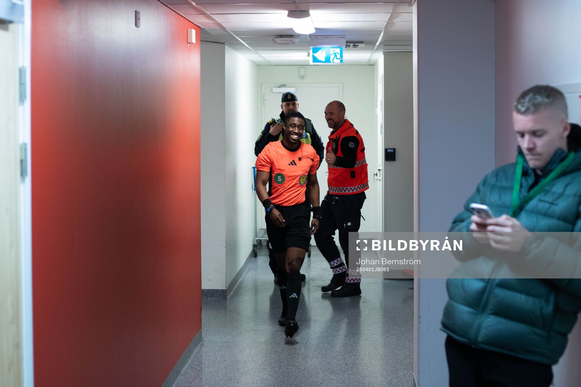 Domare Fredrik Oppong lämnar matchmötet