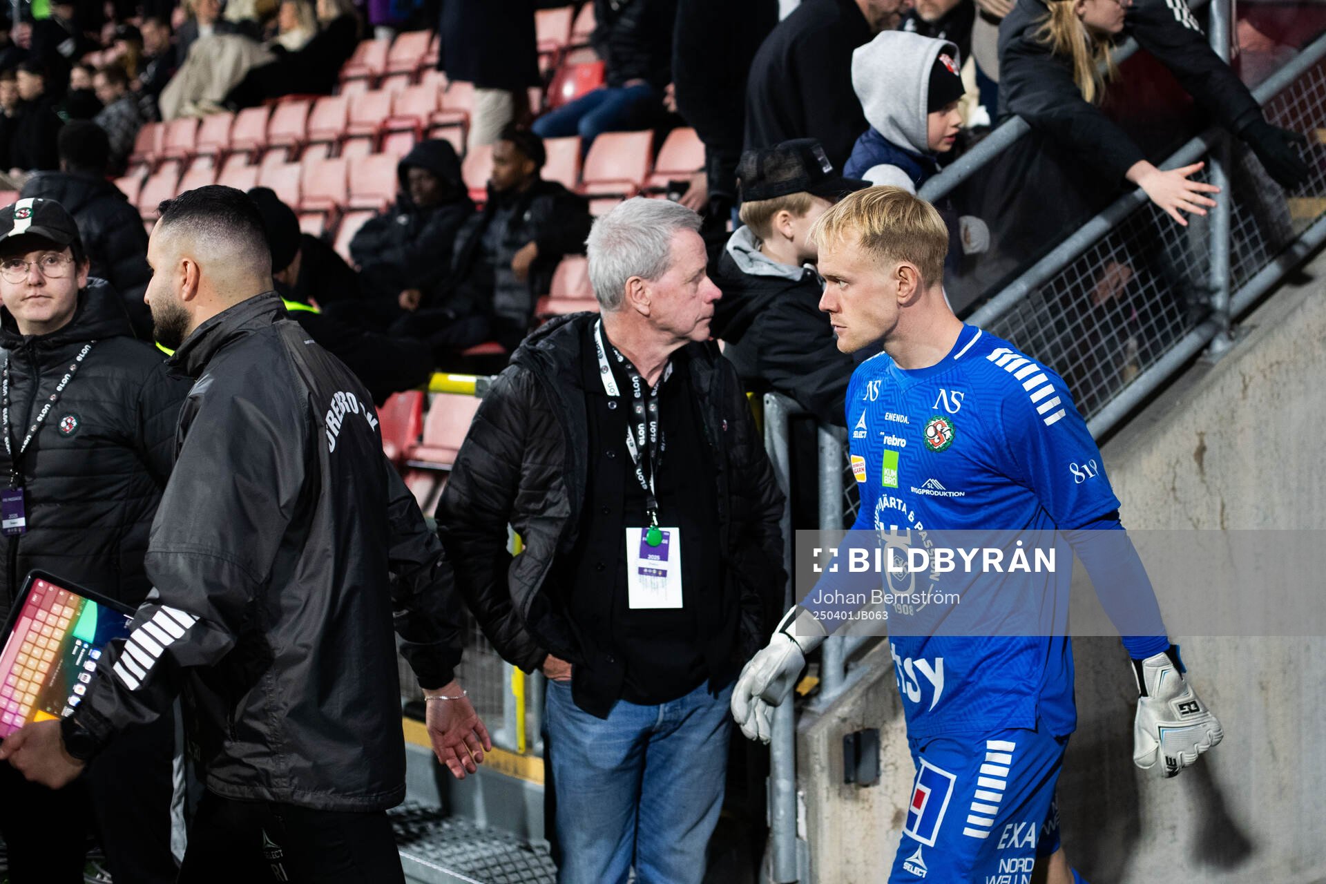 Örebros målvakt Malte Påhlsson kliver ut på planen